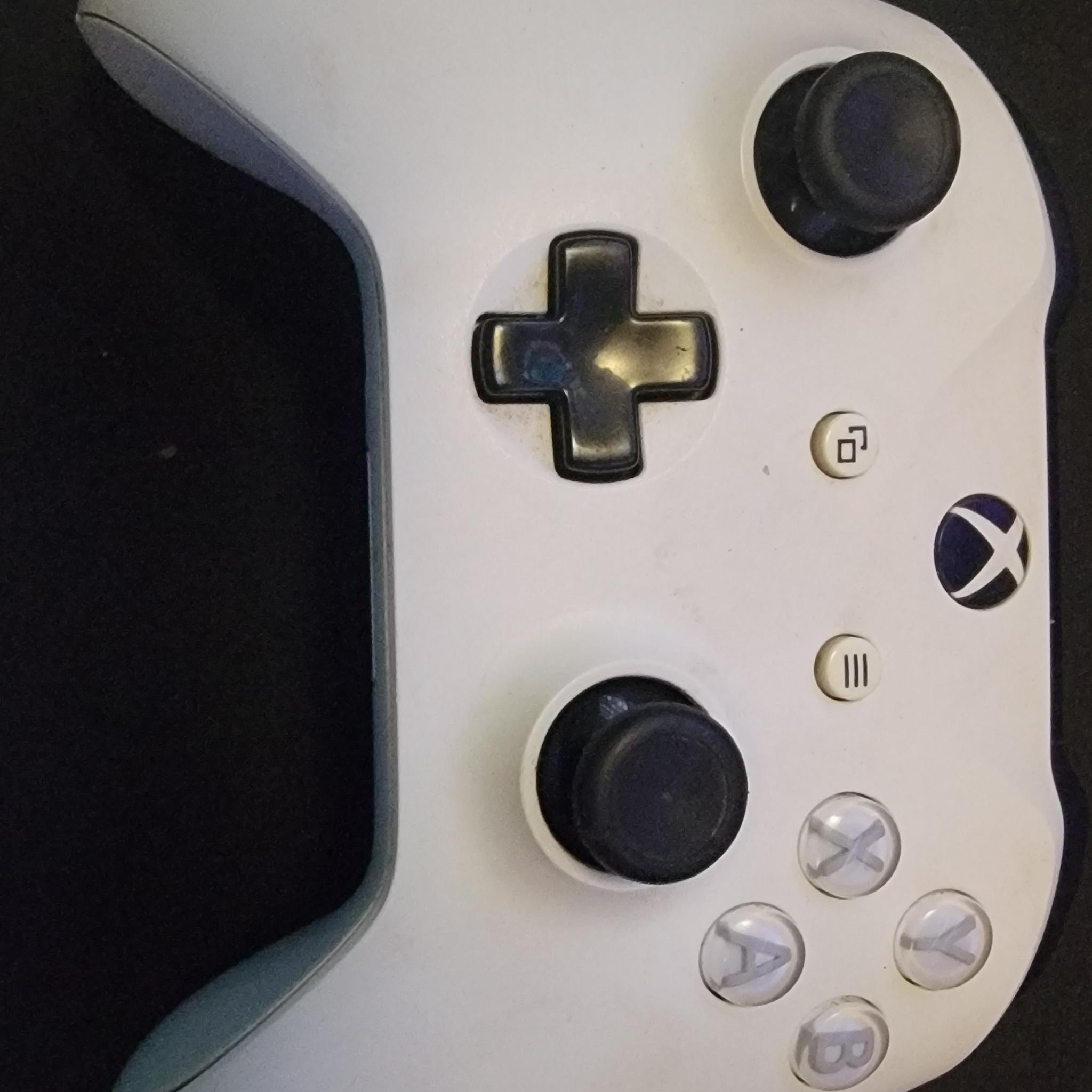 White Xbox One Controller With Triger locks & grips