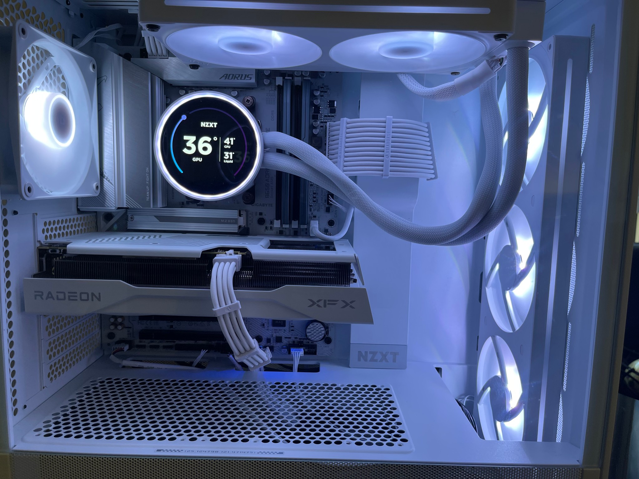 ❄️🌟ALL NEW! AM5 White PC / RX 9060 XT/ Ryzen 7 7700x/ 32GB DDR5/ 1TB gen4.🌟❄️