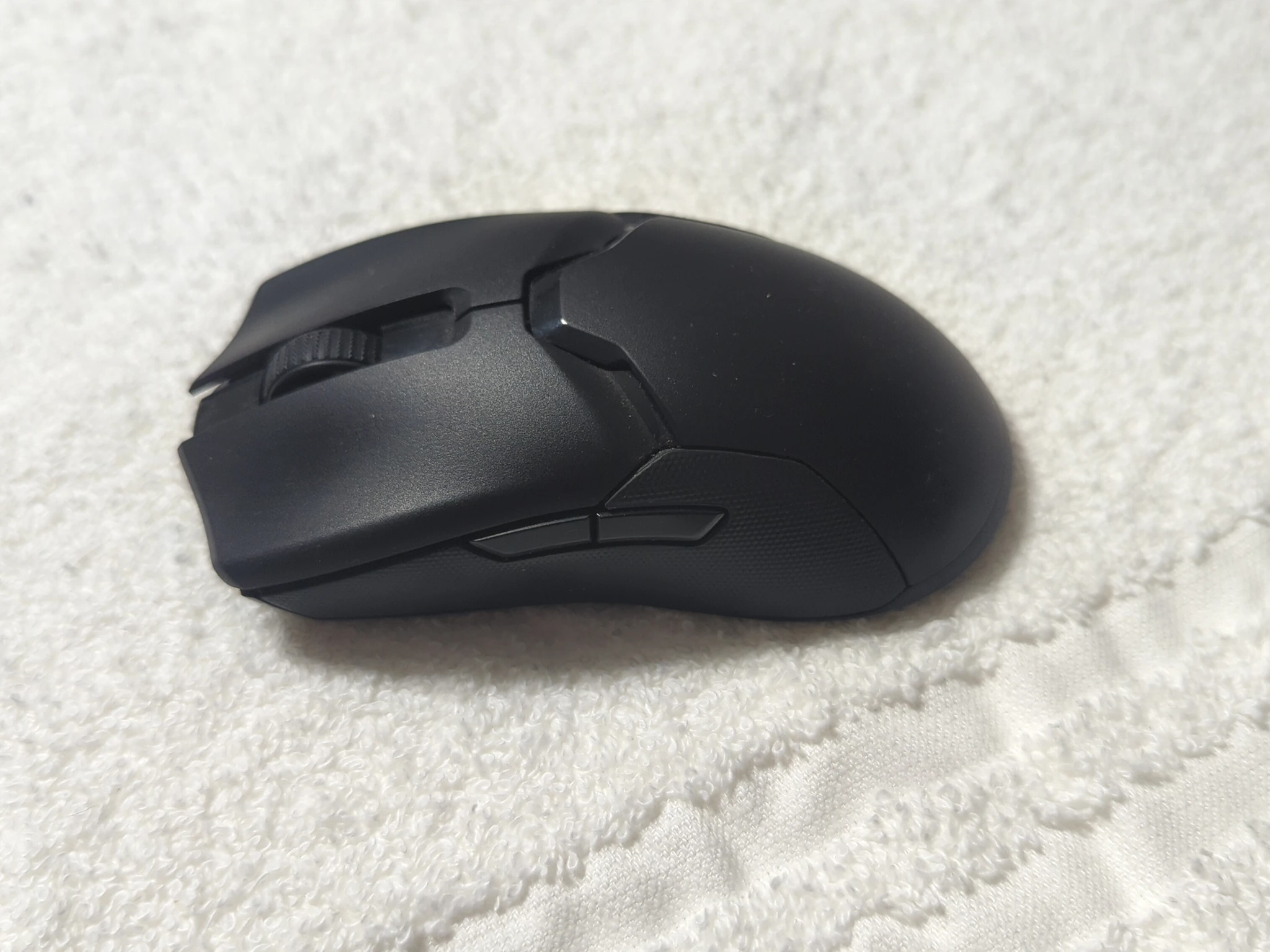 Razer Viper Ultimate wireless with charging stand in excellent condition and barely used!