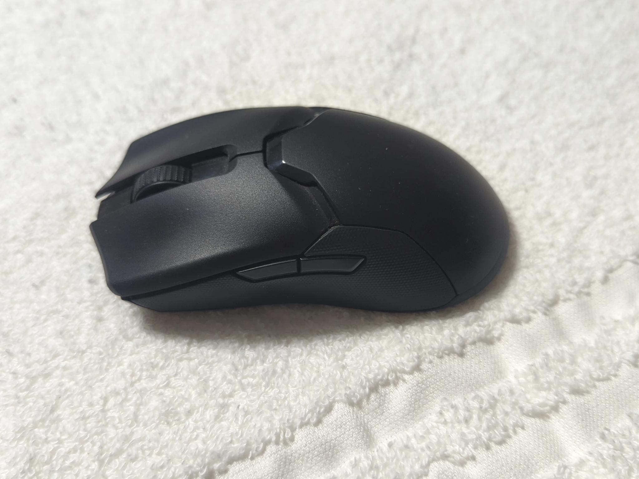 Razer Viper Ultimate wireless with charging stand in excellent condition and barely used!