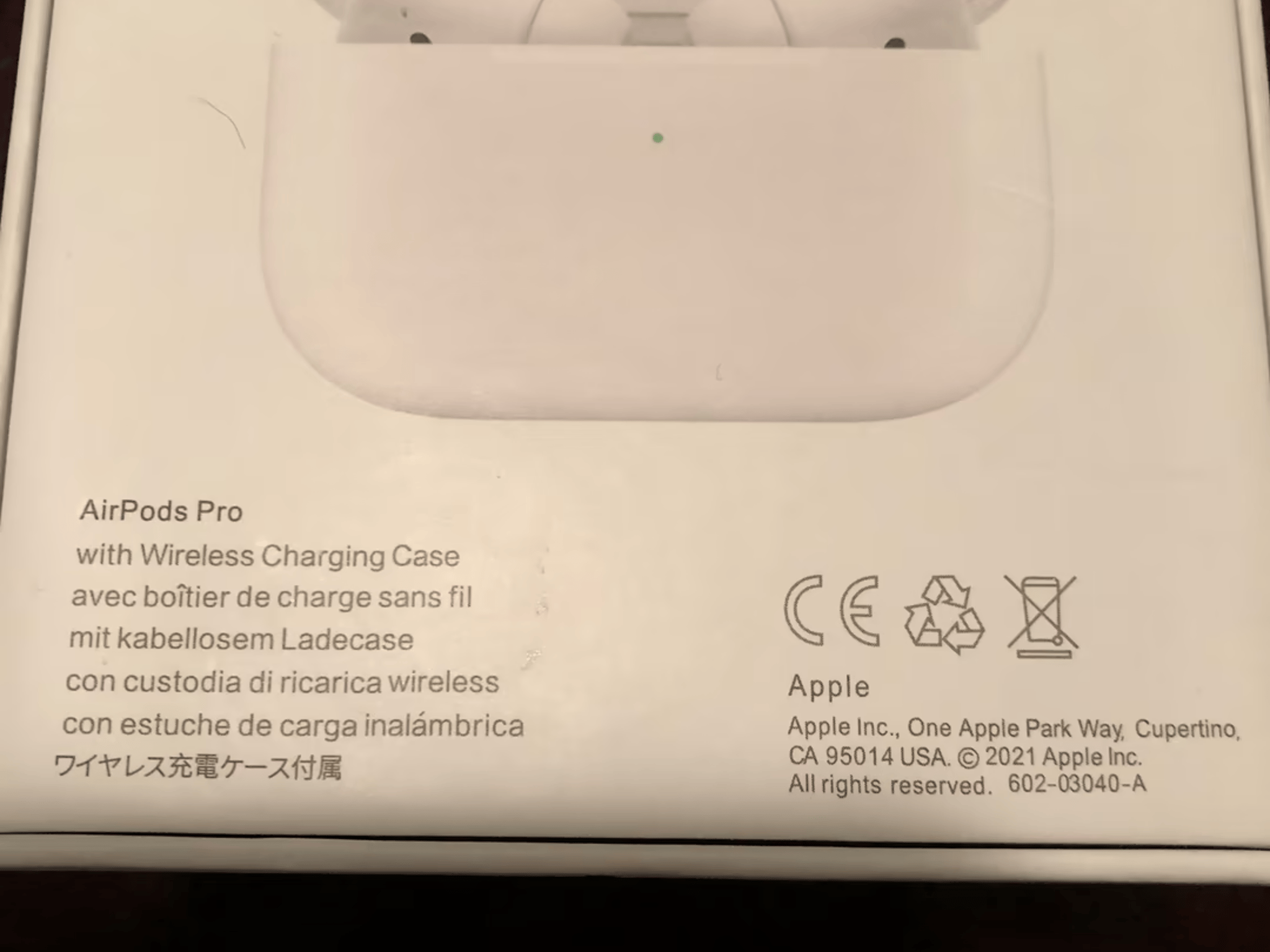 New Apple AirPods Pro w/ mag.case 