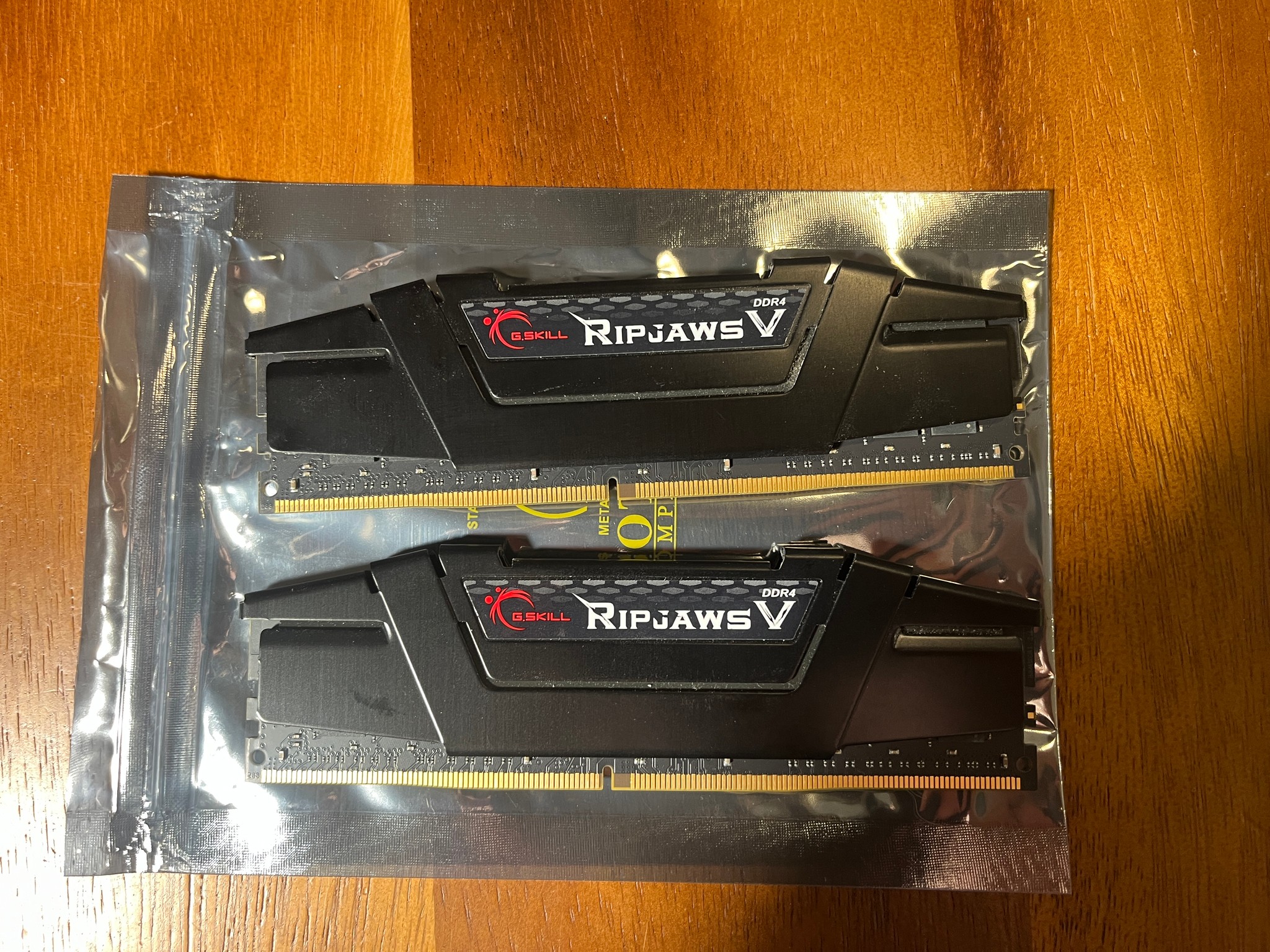 G.Skill RipJaws V 16GB (2x8GB) RAM DDR4 3200MHz F4-3200C16D-16GVK