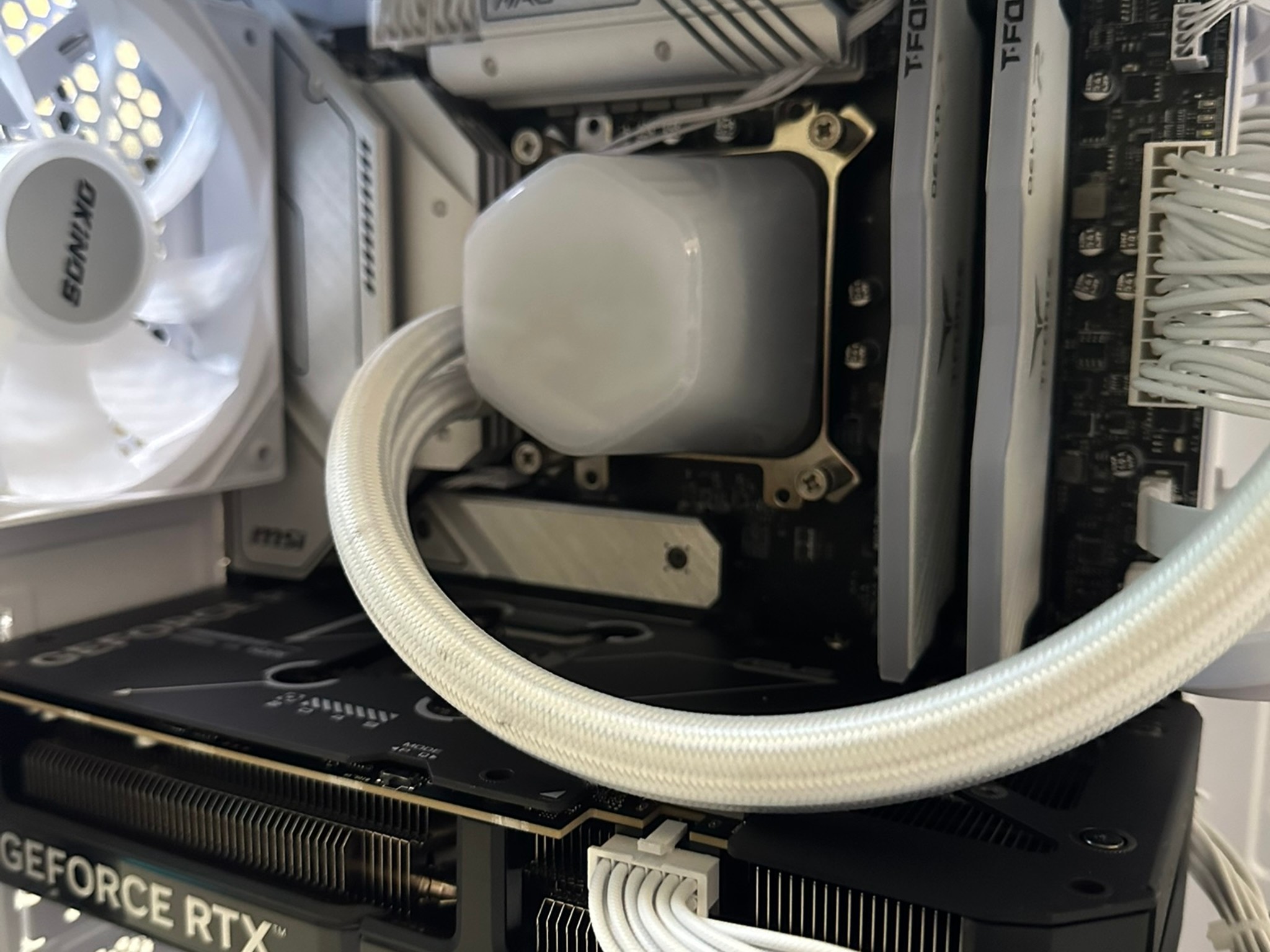 *White Build* i7-13700K / RTX 5070 / 1TB NVME / 32GB RAM