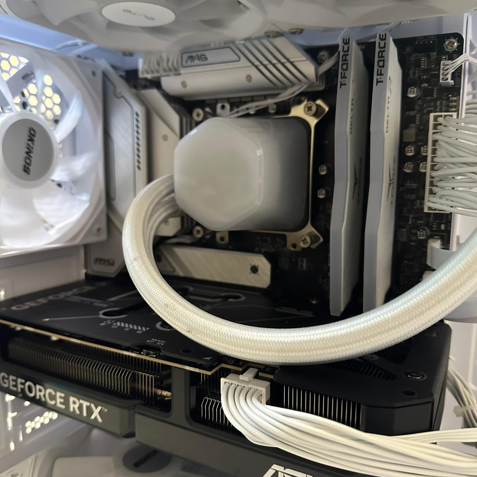 *White Build* i7-13700K / RTX 5070 / 1TB NVME / 32GB RAM