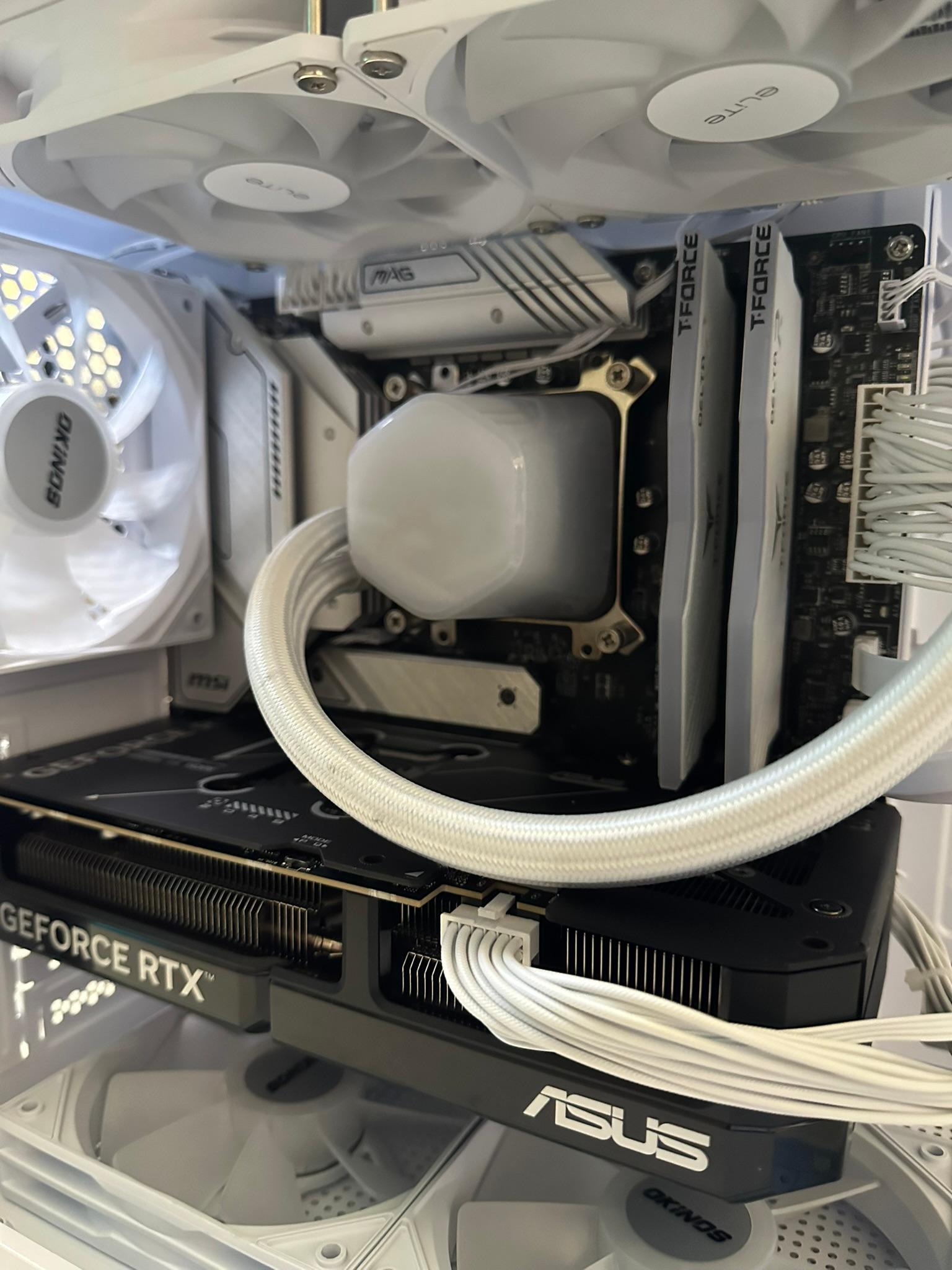 *White Build* i7-13700K / RTX 5070 / 1TB NVME / 32GB RAM
