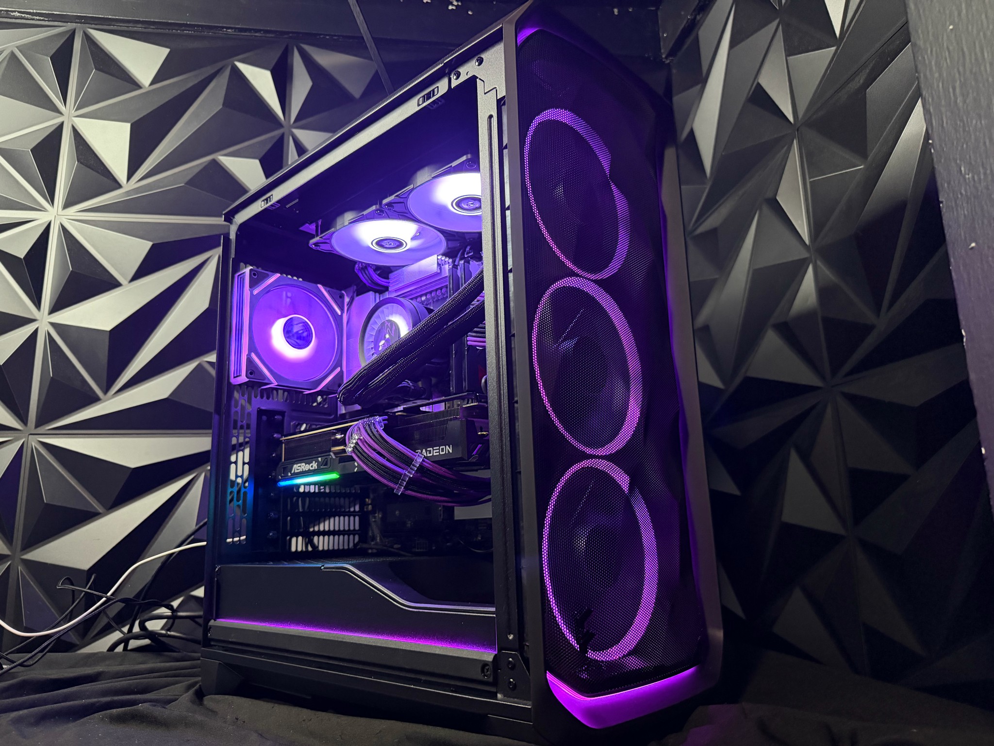 💜🌆 VIOLET CITY 🌆💜Ryzen 5 9600X| RX 9070XT| 32 GB DDR5|2 TB NVMe| 850W PSU