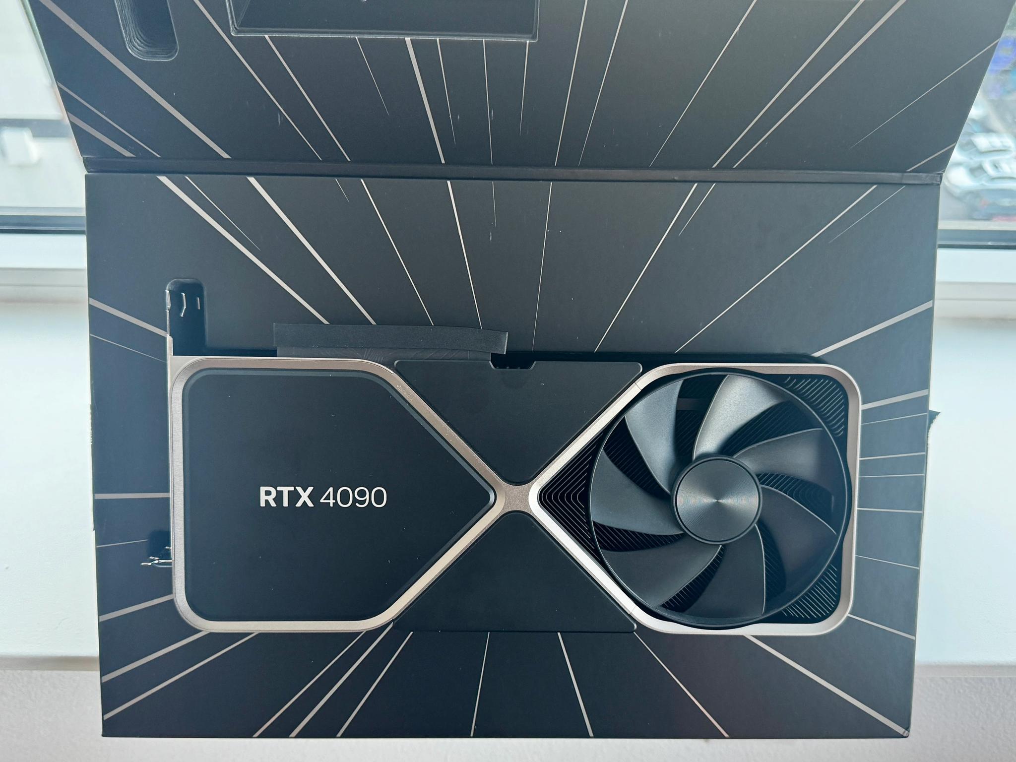 NVIDIA GeForce RTX 4090 Founders Edition | Box, 12VHPWR Adapter & Gift Receipt