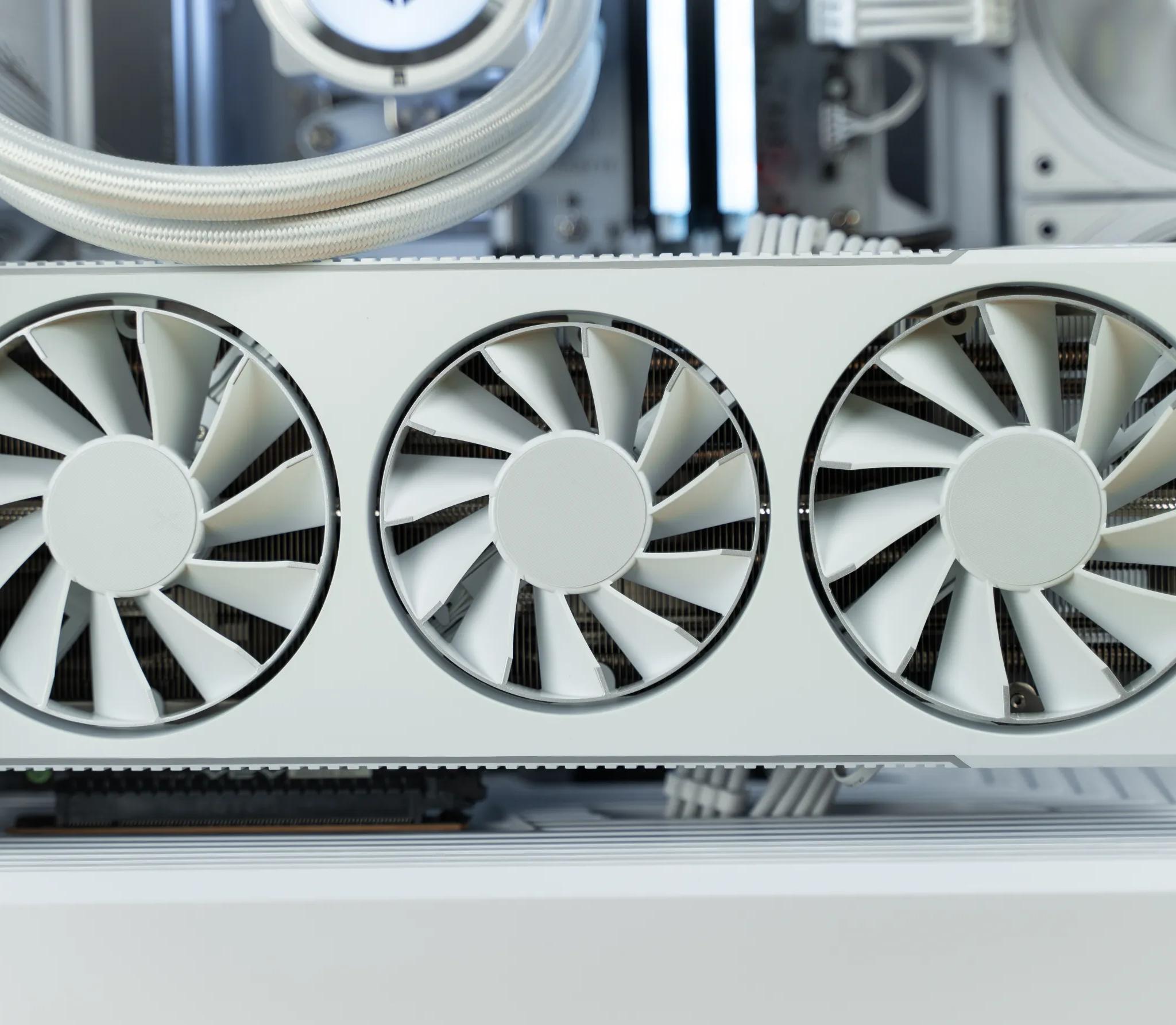 “Cyphernox” RX 7800 XT Ryzen 5 7600 32GB Windows 11 Pro 2TB White Edition Gaming PC