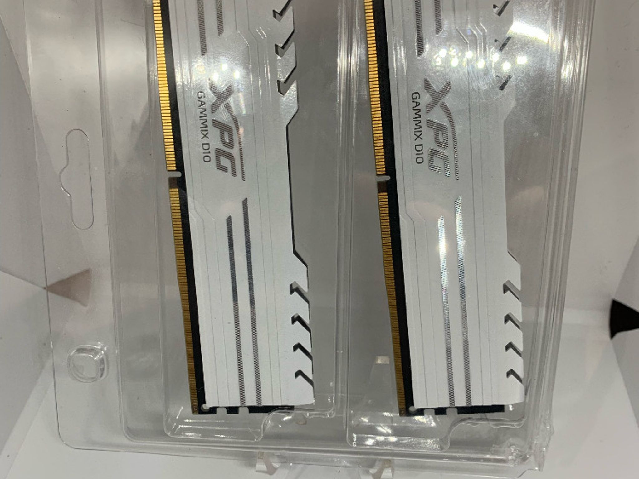(Used) ADATA XPG GAMMIX D10 16 GB (2 x 8 GB) DDR4-3000 CL16 RAM White