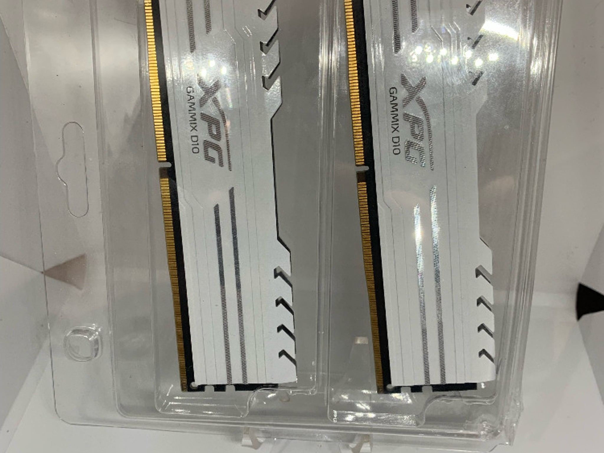 (Used) ADATA XPG GAMMIX D10 16 GB (2 x 8 GB) DDR4-3000 CL16 RAM White