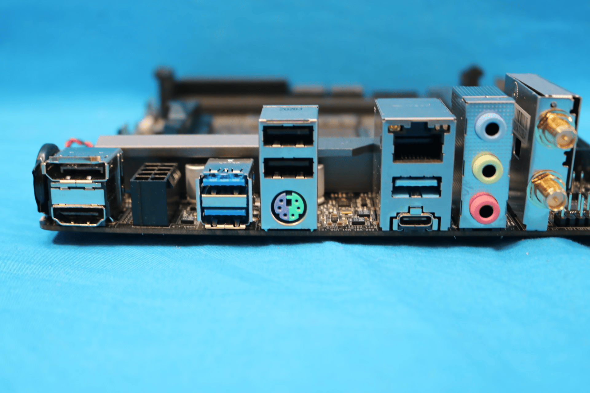 *No I/O Shield* ASRock B550M-ITX/ac AMD Socket AM4 DDR4 mini-ITX Desktop Motherboard