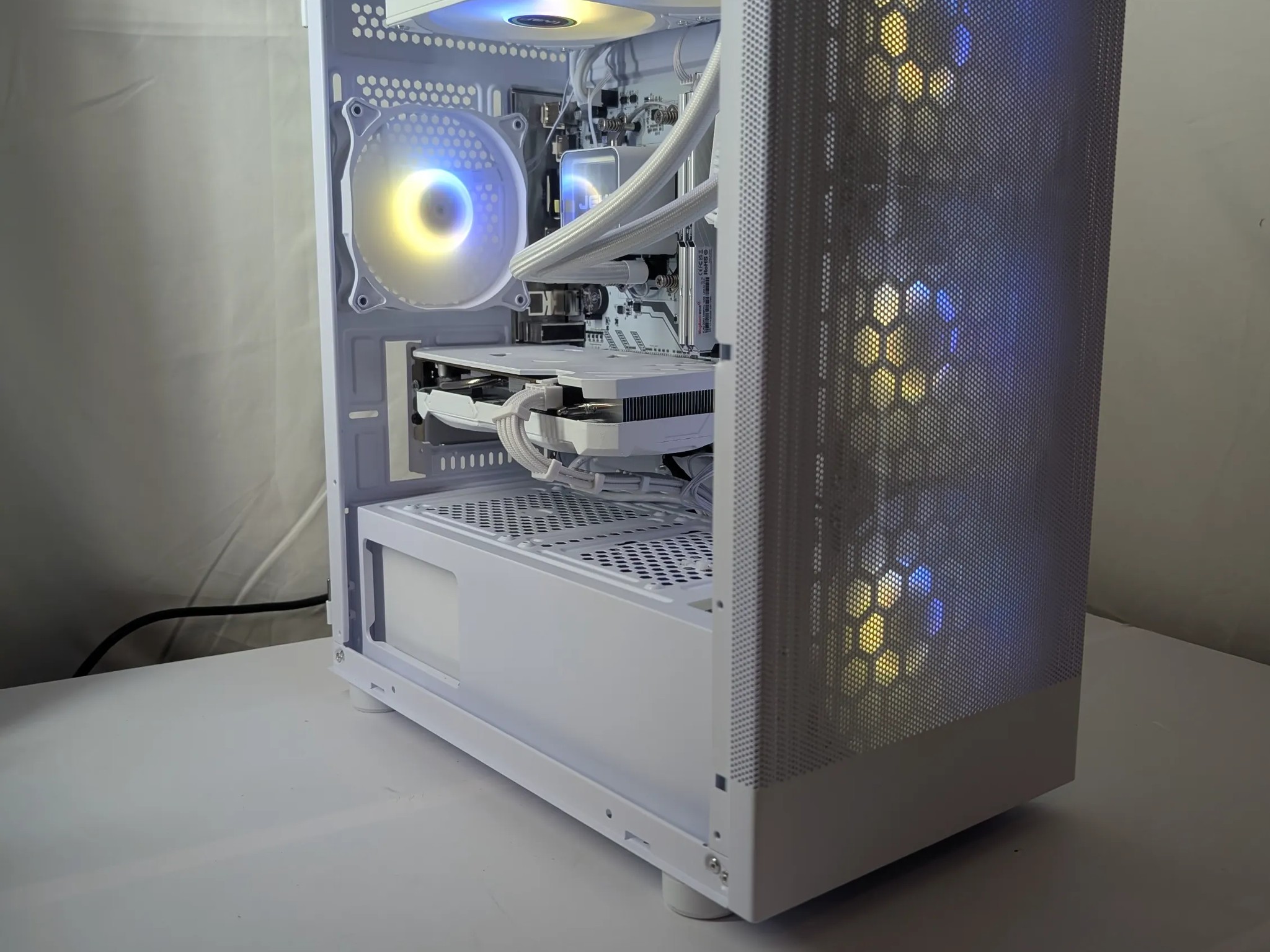 🔥 White Gaming PC – RTX 4060 | Ryzen 5 3600 | 32GB RAM | 1TB NVMe | Wi-Fi & Bluetooth 🔥