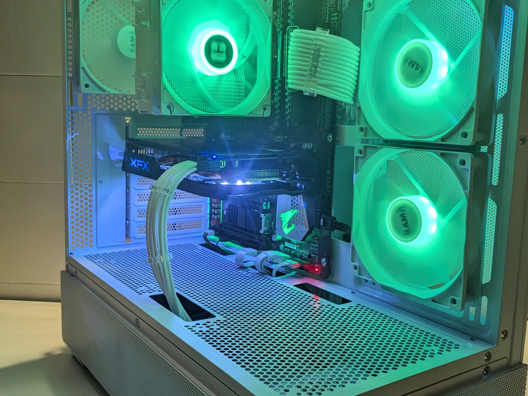 White Gaming PC Ryzen 5 1600x, XFX RS 480 8GB, 16GB DDR4 RAM