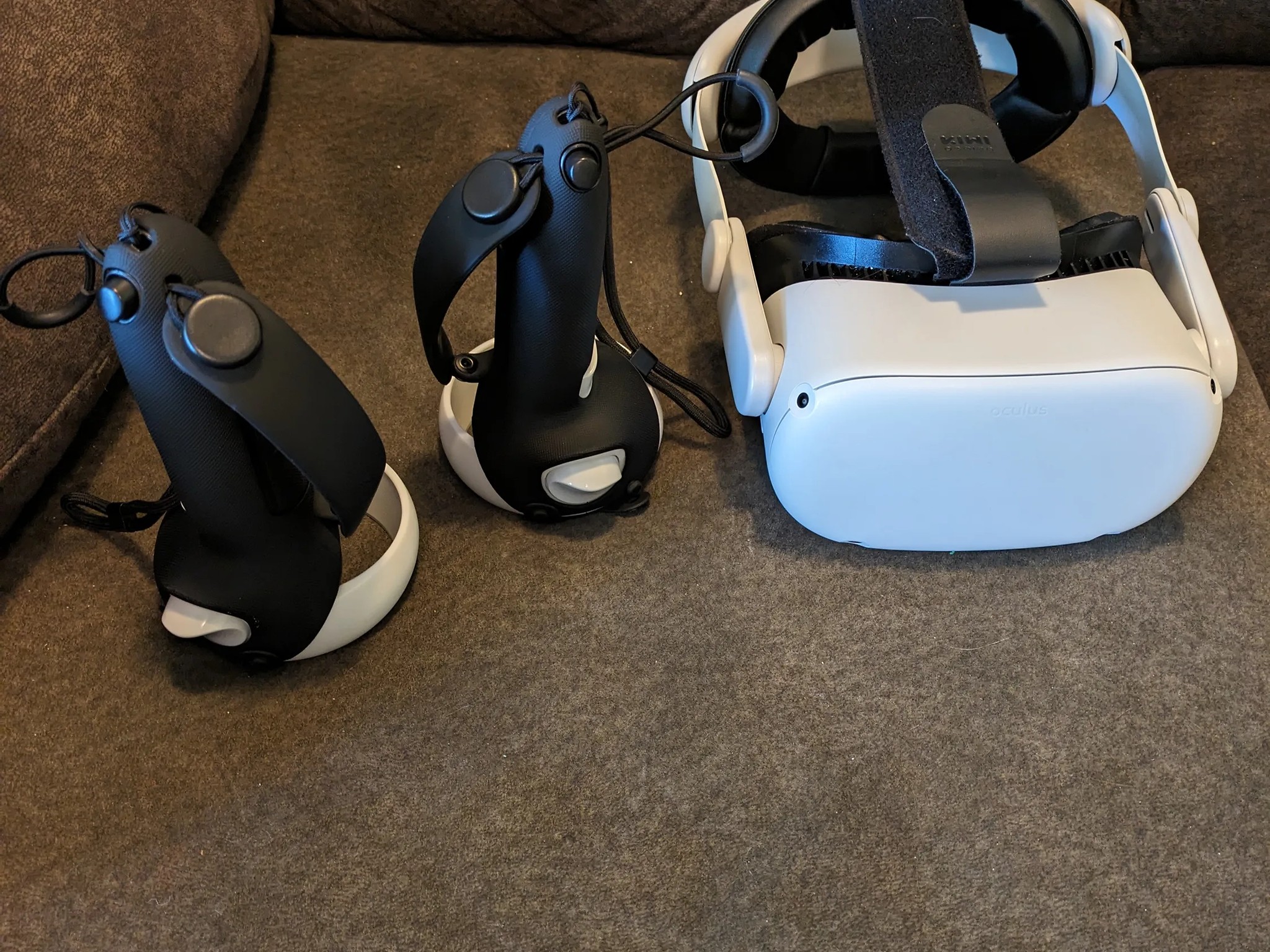 Meta Oculus Quest 2 128GB Standalone VR Headset - White, With Accessories