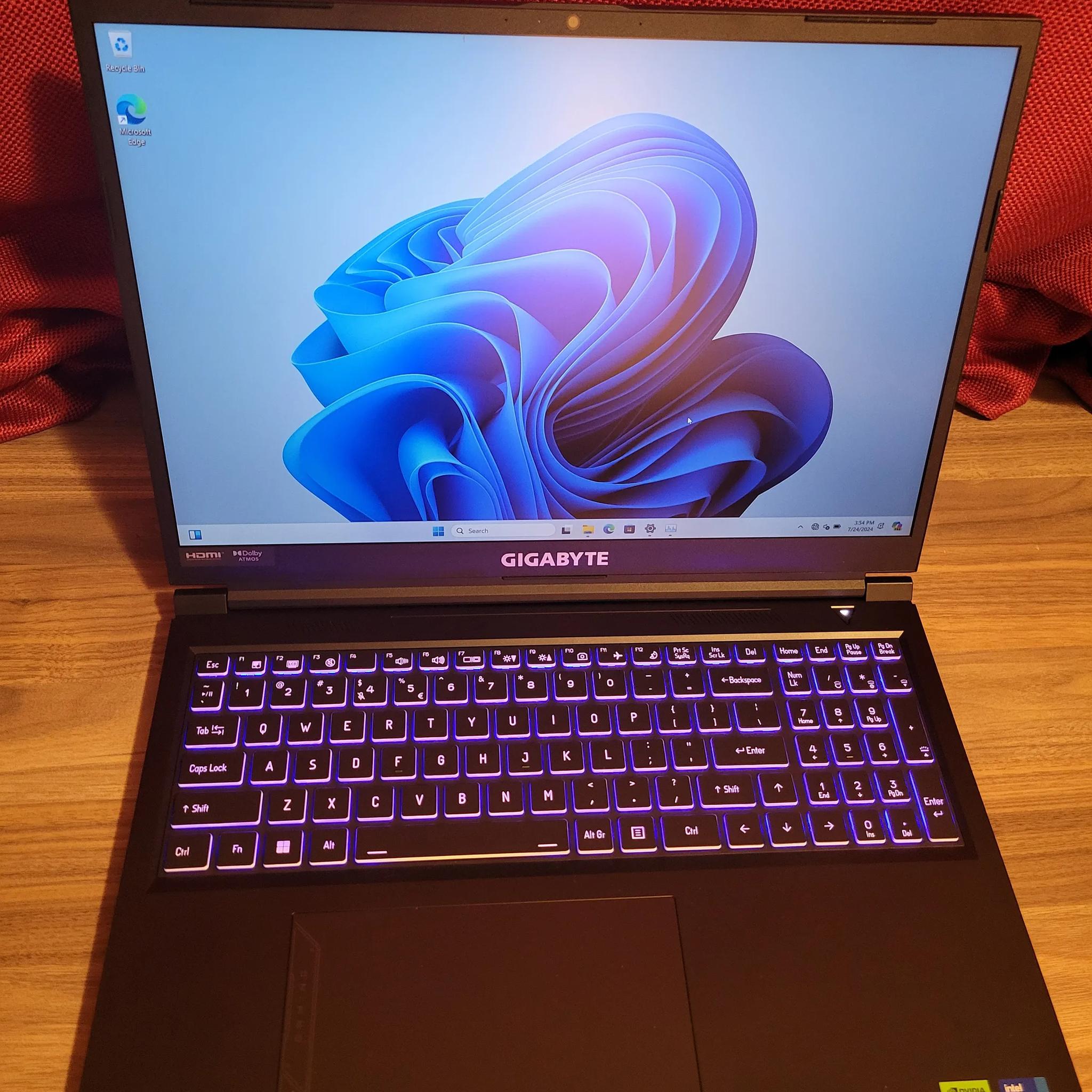 GIGABYTE - 16" 165Hz Gaming Laptop IPS - Intel i7-13620H with 32GB RAM - NVIDIA RTX 4060 - 1TB SSD