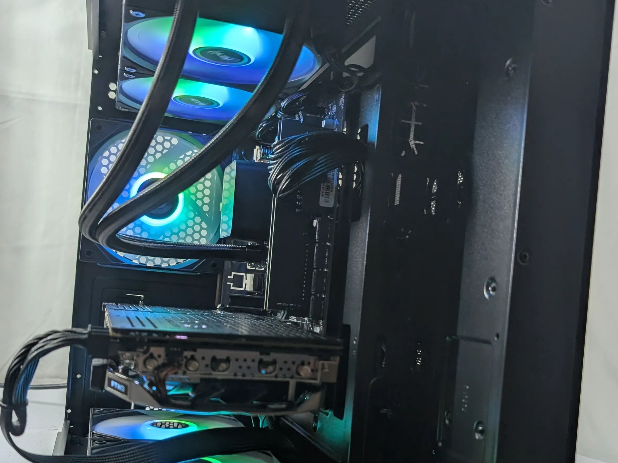 GTX 1080 TI 11GB| RYZEN 5 2600X | 16GB DDR4 | 500GB NVME
