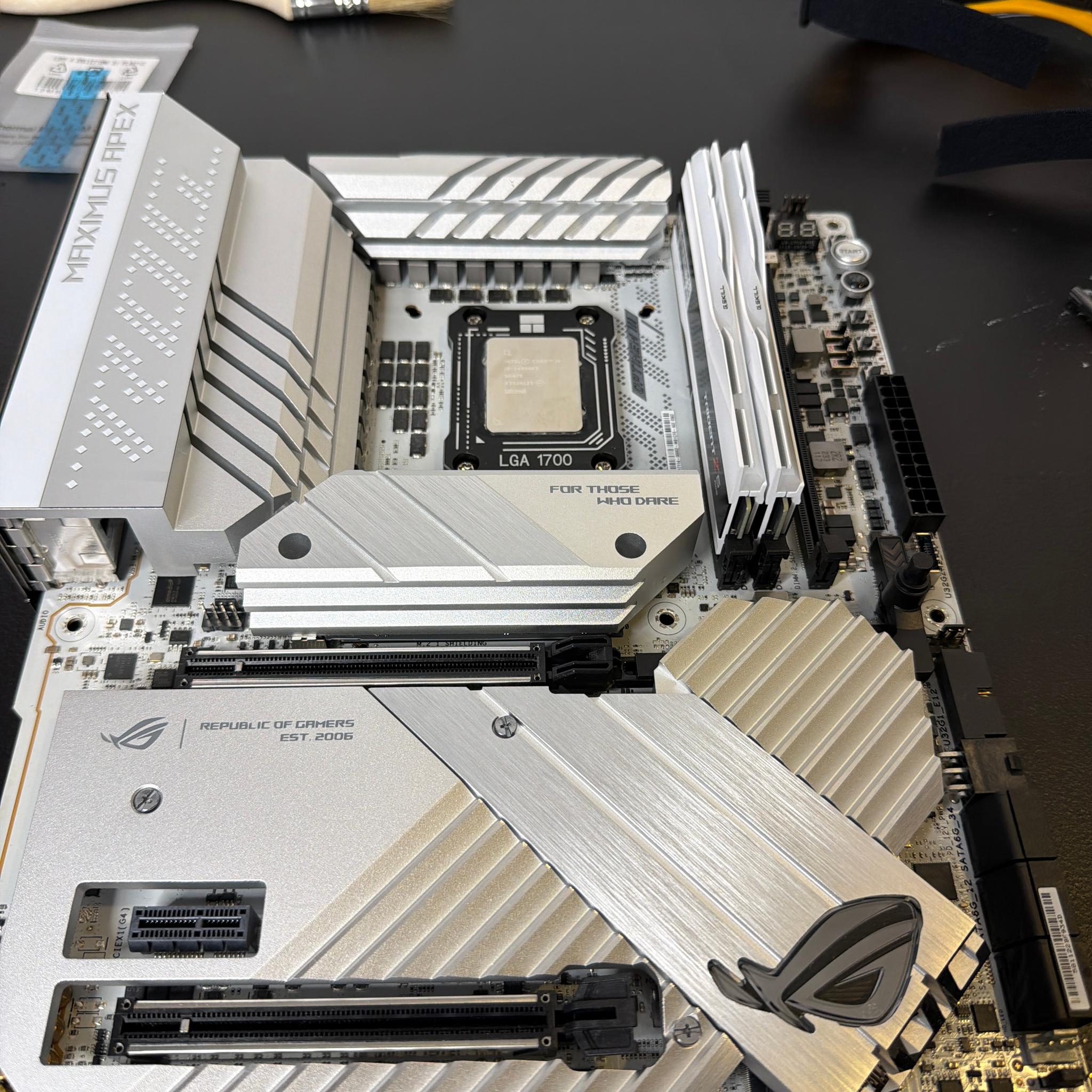 Z790 Apex | i9-14900KS | 2TB gen 4 NVME SSD samsung 970 | DDR5 32GB 6000 G skill trident white cl36