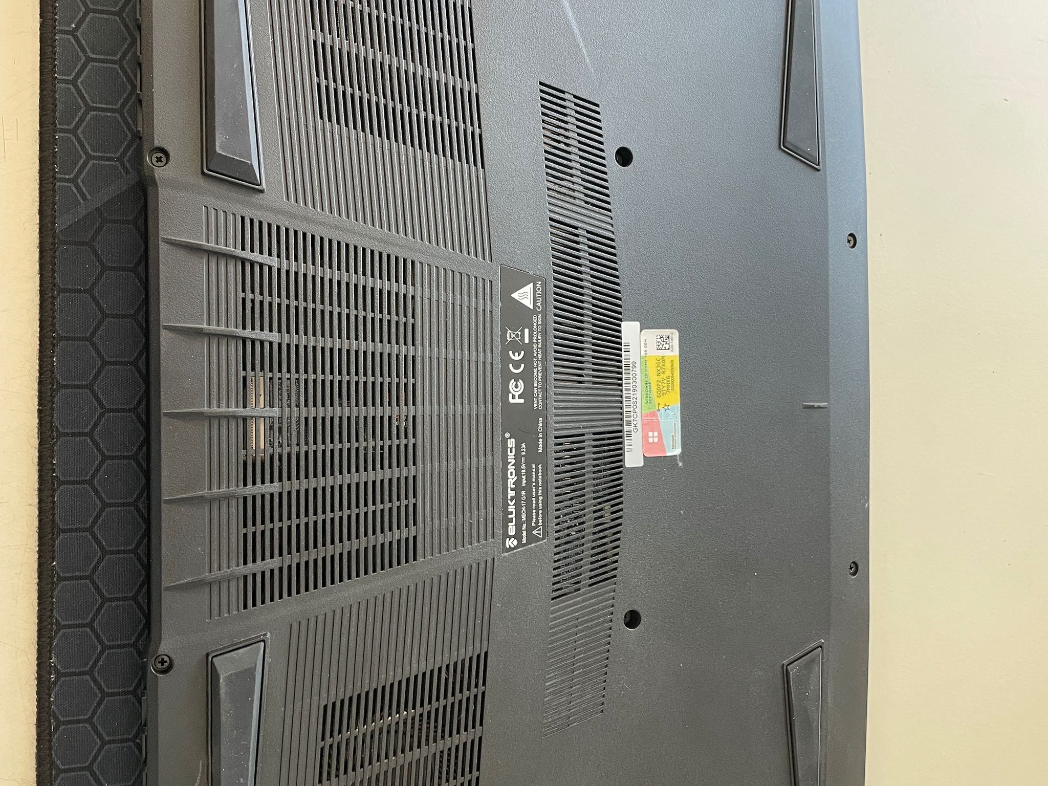Eluktronics Mech-17 G1R + i7-8750H + RTX 2060 + W10 Home + 32GB Ram