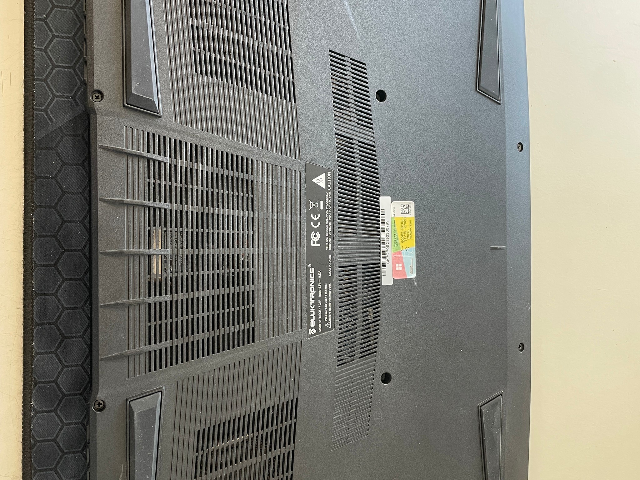 Eluktronics Mech-17 G1R + i7-8750H + RTX 2060 + W10 Home + 32GB Ram