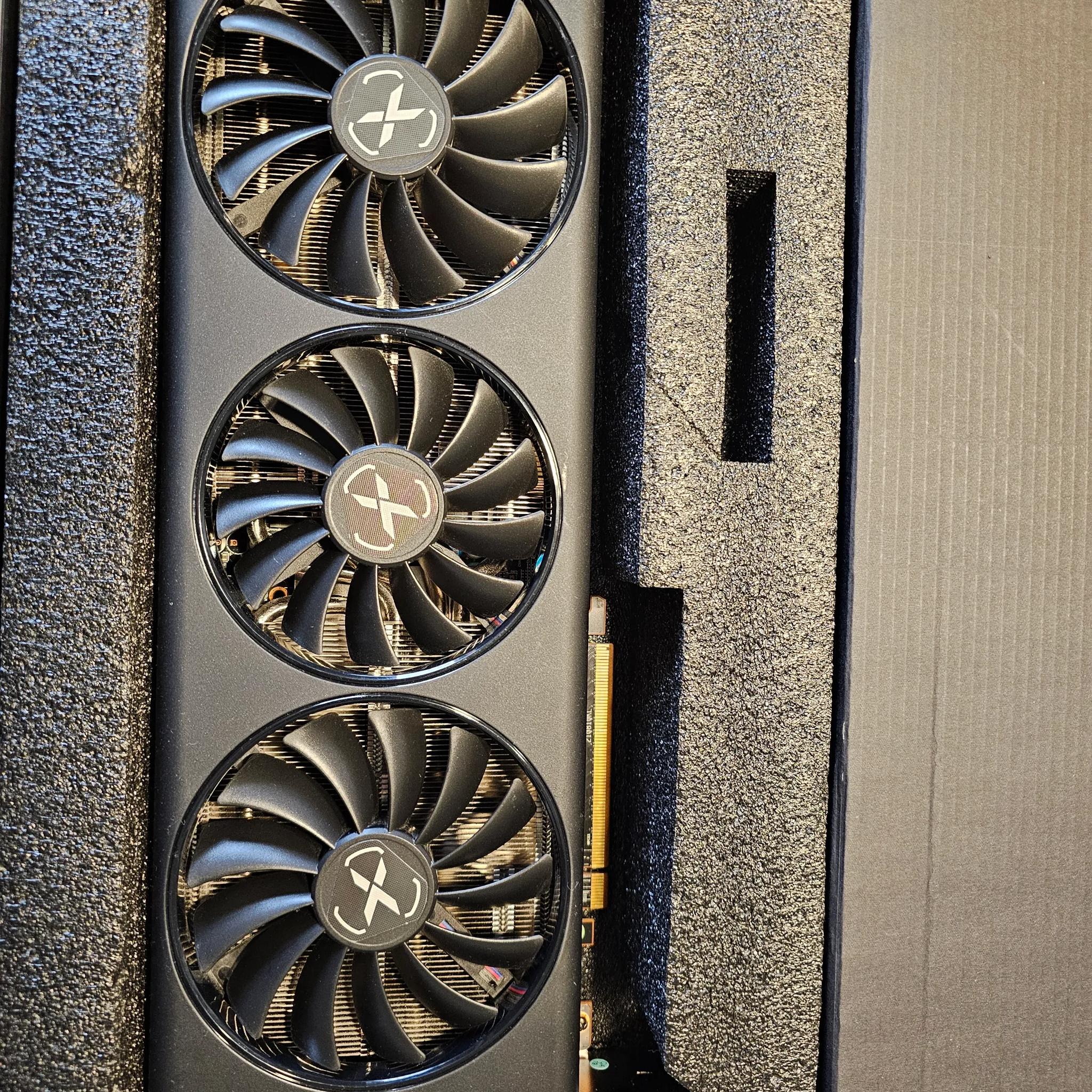 XFX - Speedster SWFT319 AMD Radeon RX 6800 16GB GDDR6 PCI Express 4.0 Gaming Graphics Card - Black