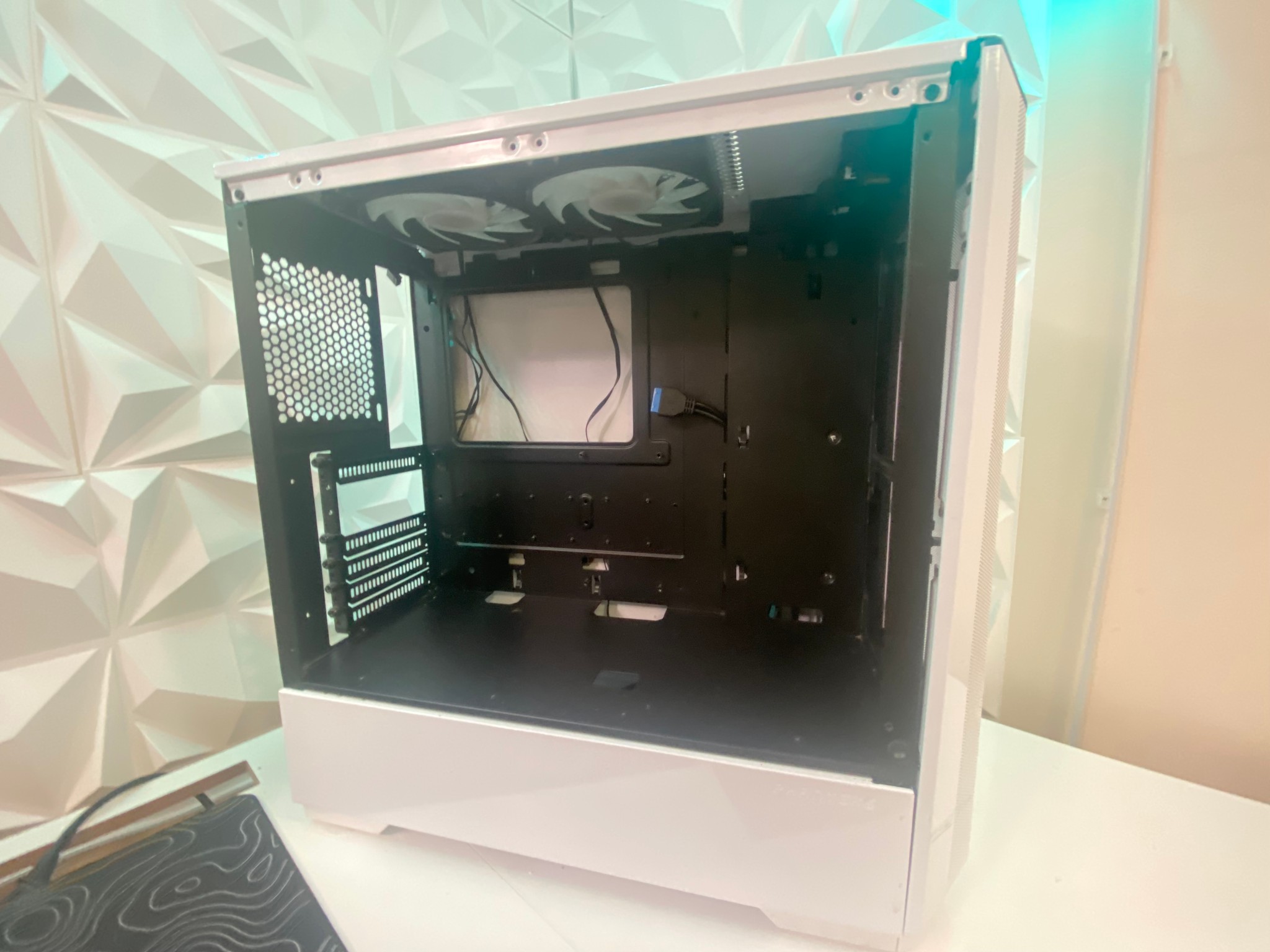 White ATX Mid Tower PC Case (Used, Missing Front Glass)
