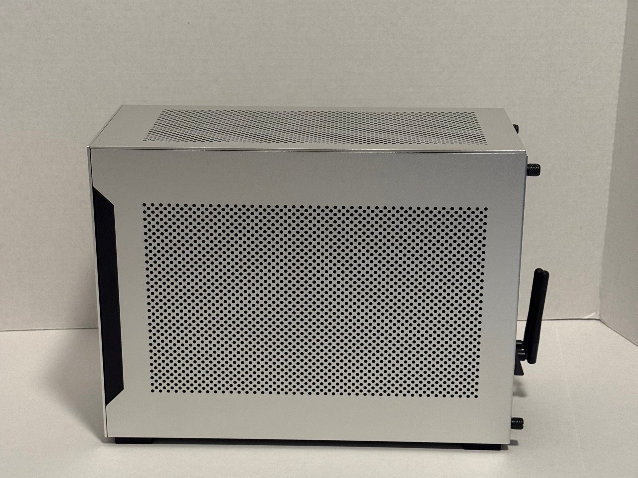 Lian Li A4 H2O - Mini ITX Gaming PC - 9060xt 16gb 9600x DDR5 32gb 1tb SSD