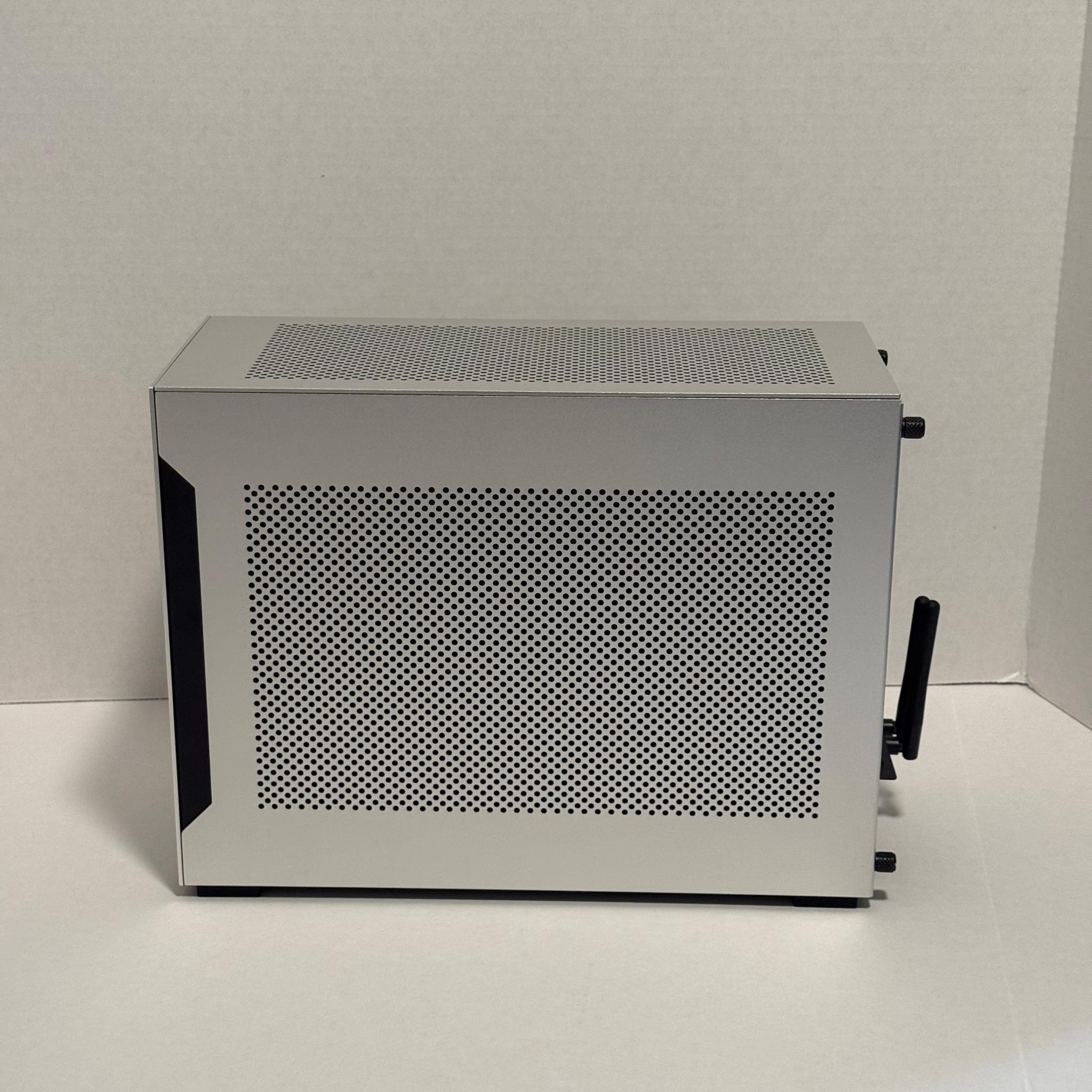 Lian Li A4 H2O - Mini ITX Gaming PC - 9060xt 16gb 9600x DDR5 32gb 1tb SSD