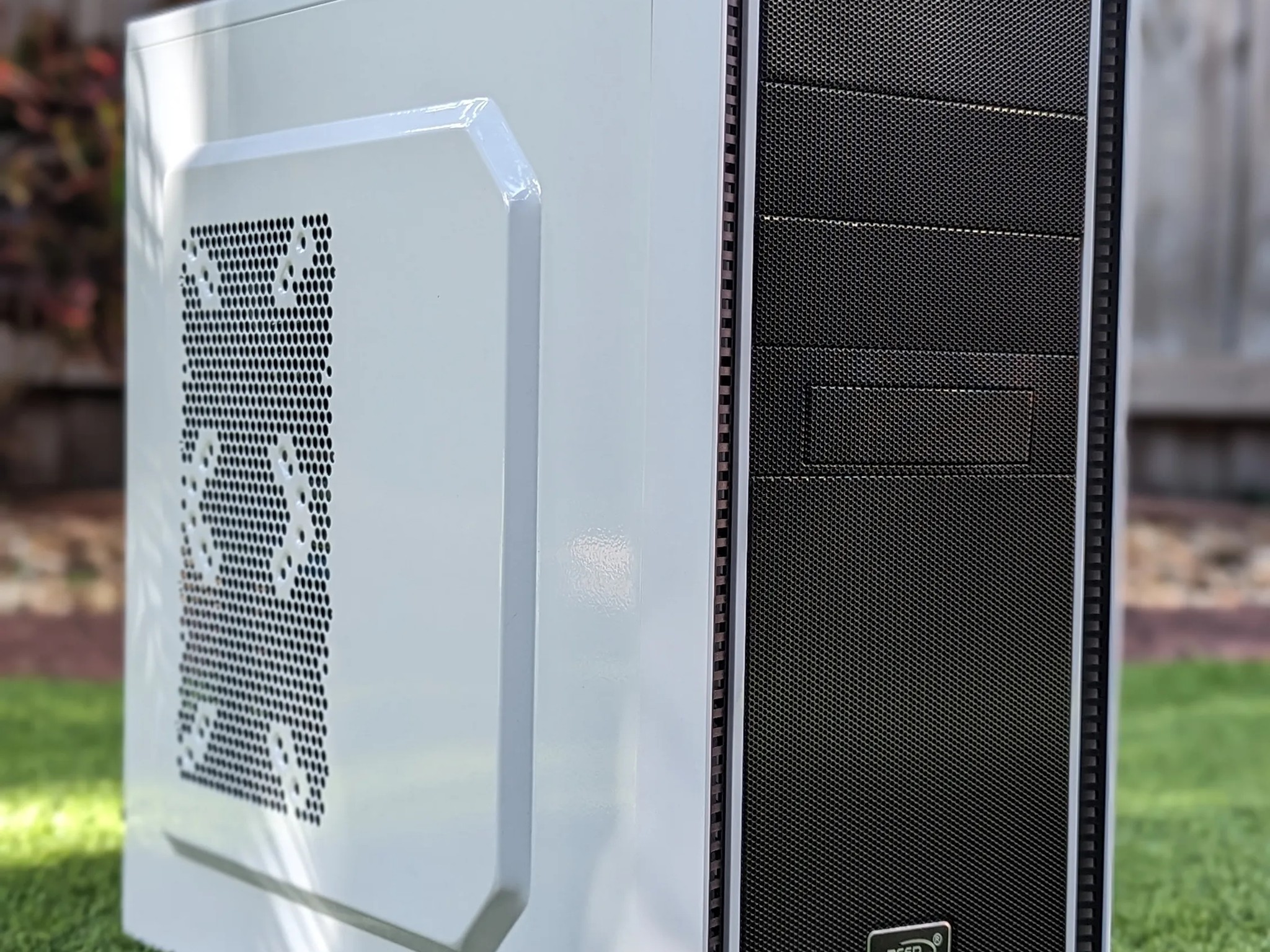 Frosty Vibe PC Ryzen 5 2600 32GB RAM RX 580 8GB 512GB SSD 2TB HDD