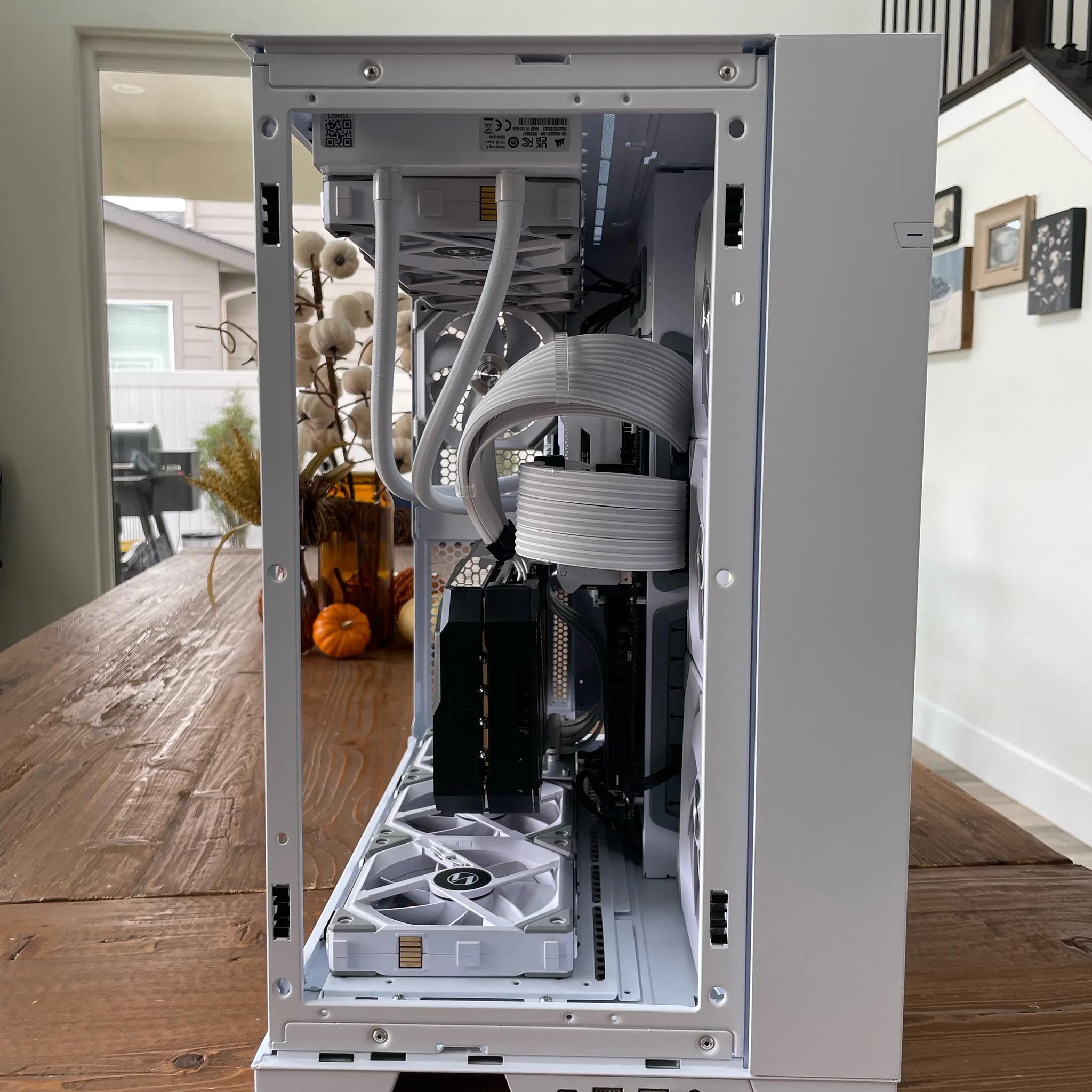 White Beast: RTX 3090 STRIX 24GB, Ryzen 9 5900X, 32GB DDR4 3600MHz Corsair Vengeance RAM, 5TB