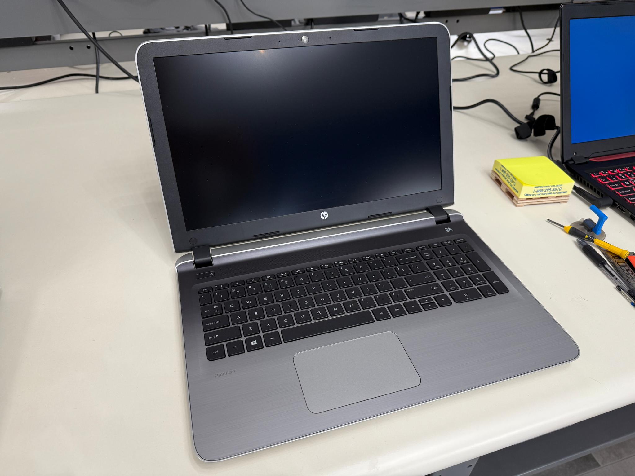 HP Pavilion- A8-7410+Radeon R5+8GB Ram+256 SSD+W10
