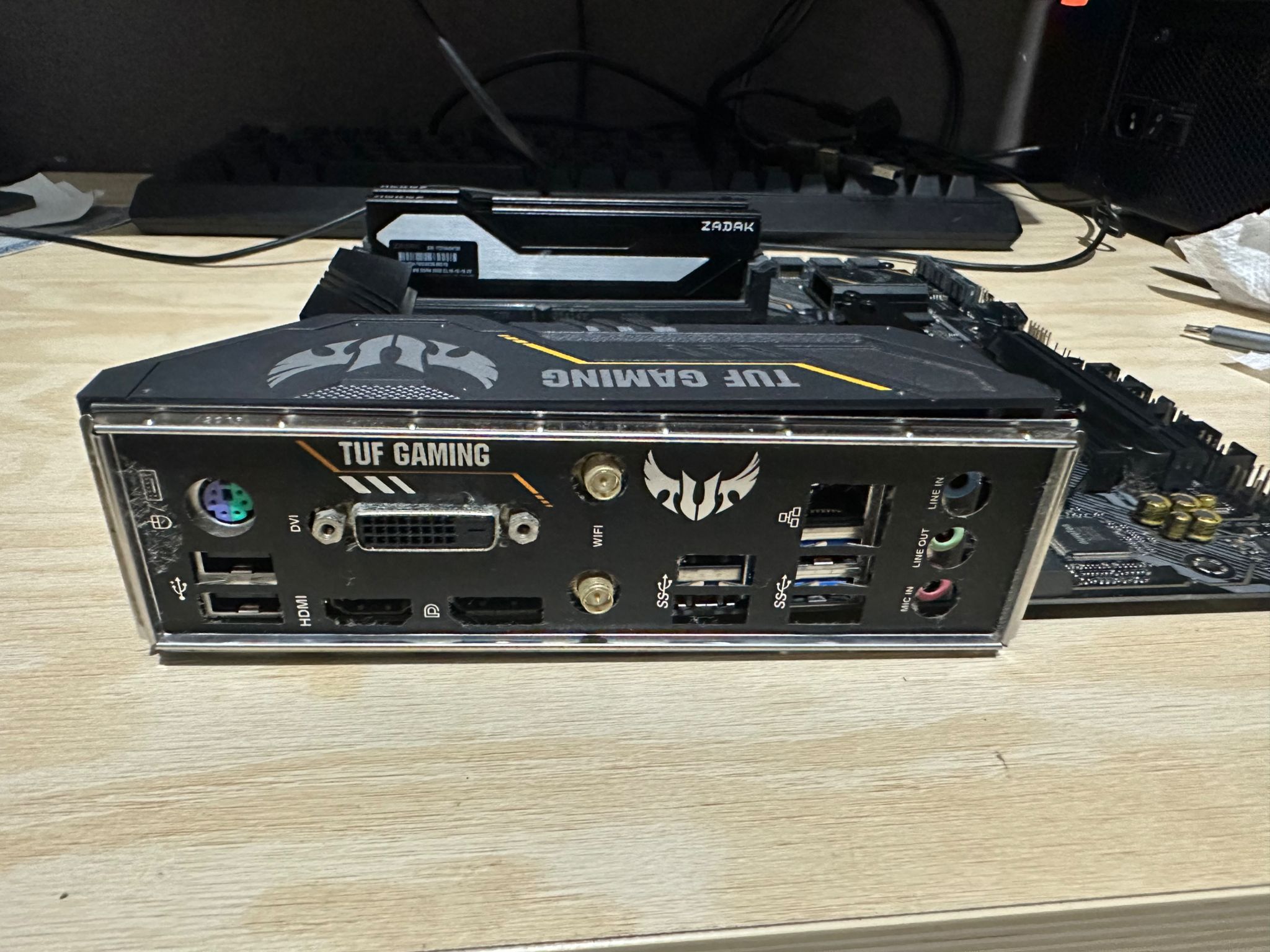 ASUS TUF GAMING B460M-PLUS (WI-FI) +intel i7 10700f+ yo 16GB DDR4 3000mhz