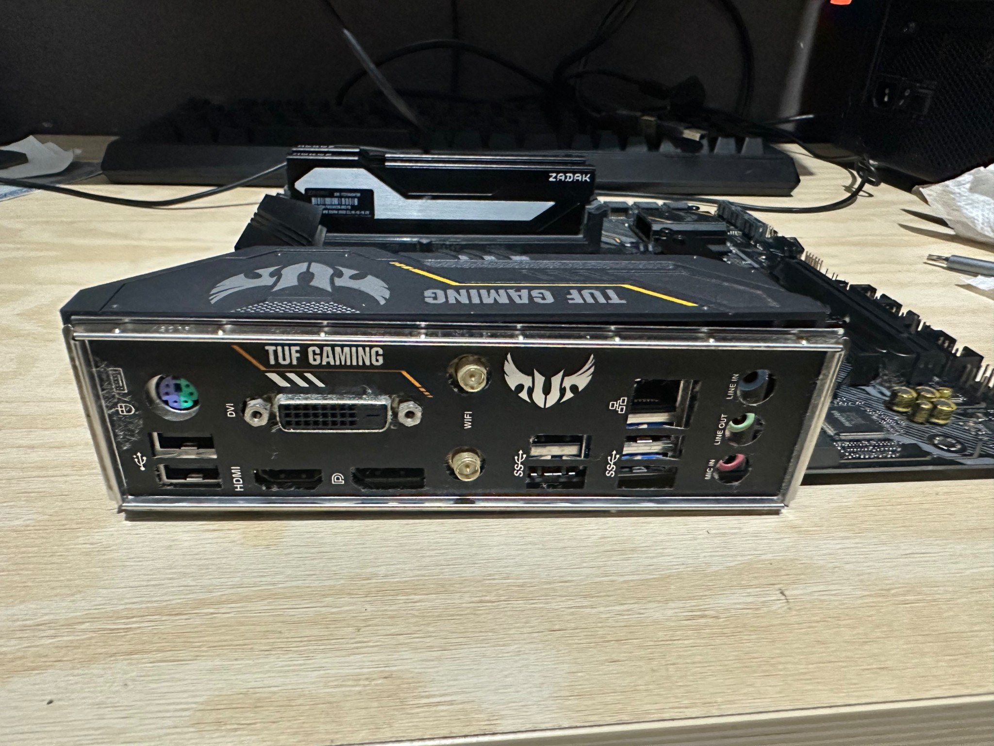 ASUS TUF GAMING B460M-PLUS (WI-FI) +intel i7 10700f+ yo 16GB DDR4 3000mhz