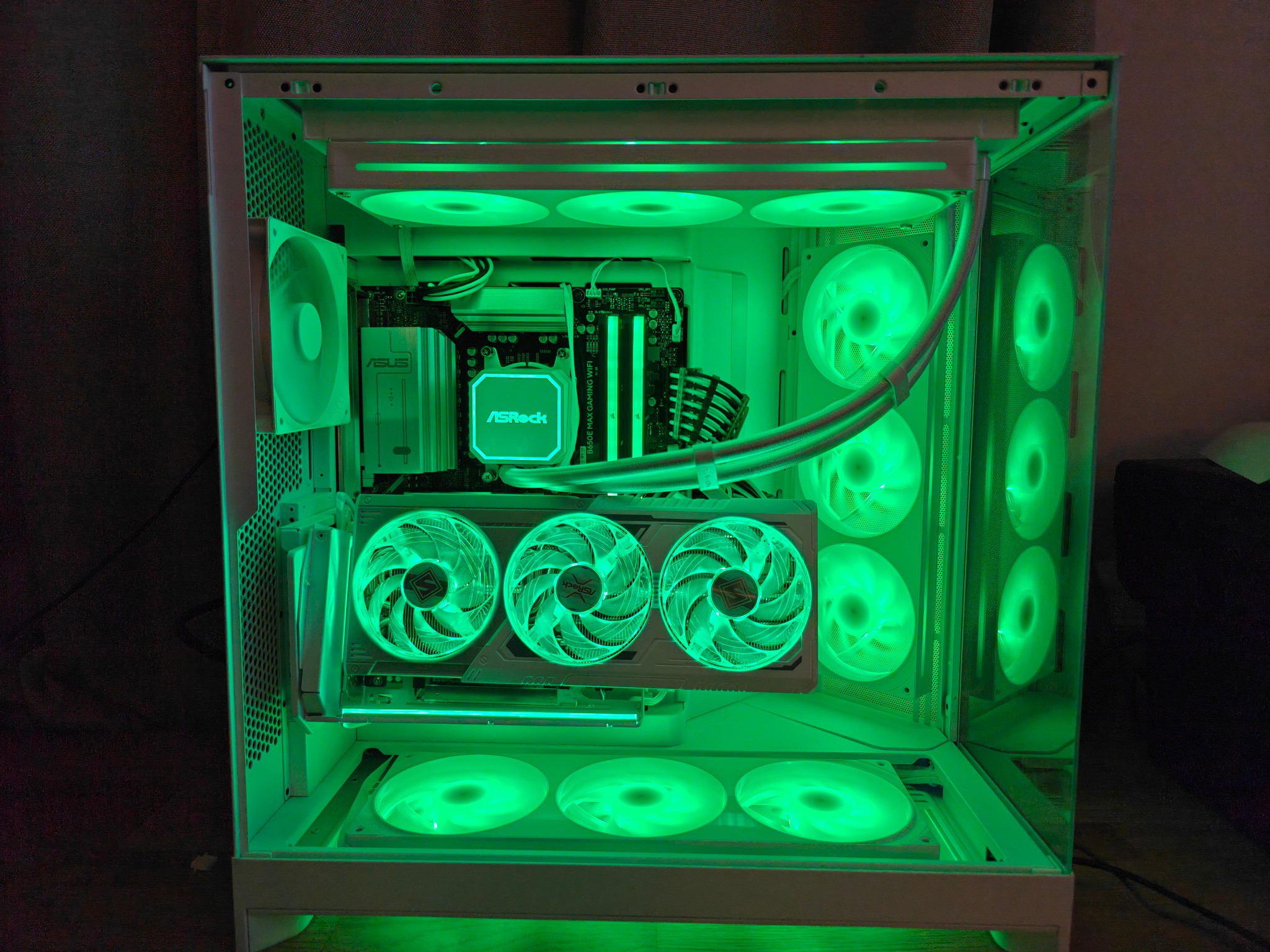 High-End White & Black Gaming PC — RX 9070 XT / Ryzen 7 7800X3D
