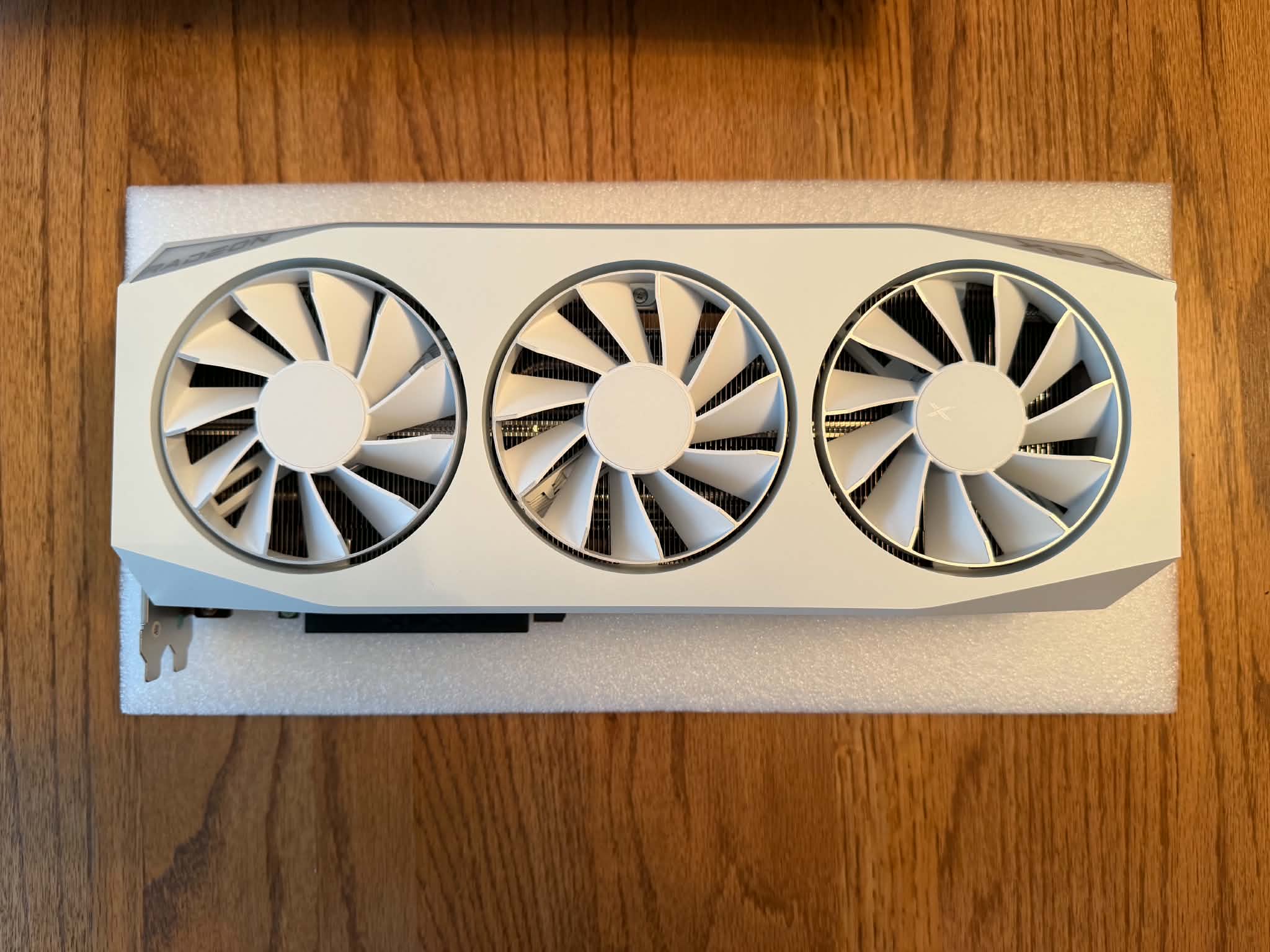 XFX RX 9070XT Magnetic White OC - Image 1