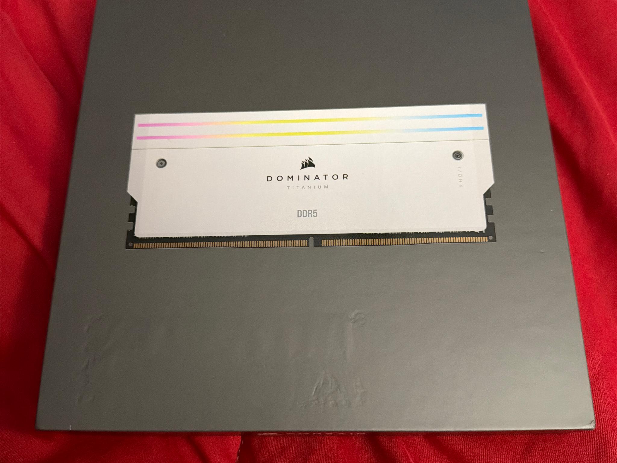 6000mt/s 64GB DDR5 Corsair Dominator Titanium DDR5  64GB 6000Mt/s Kit 32GBx2 CL30 White