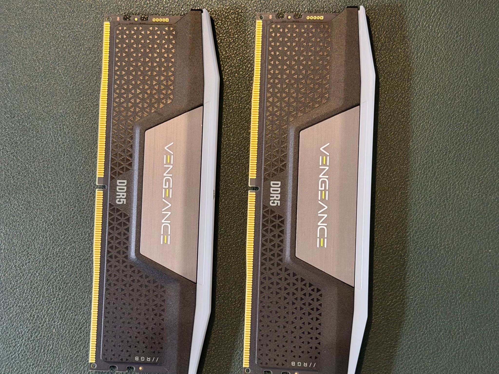 Corsair Vengeance RGB 32GB (2x16GB) DDR5-5600 CL40 (CMH32GX5M2B5600C40K)
