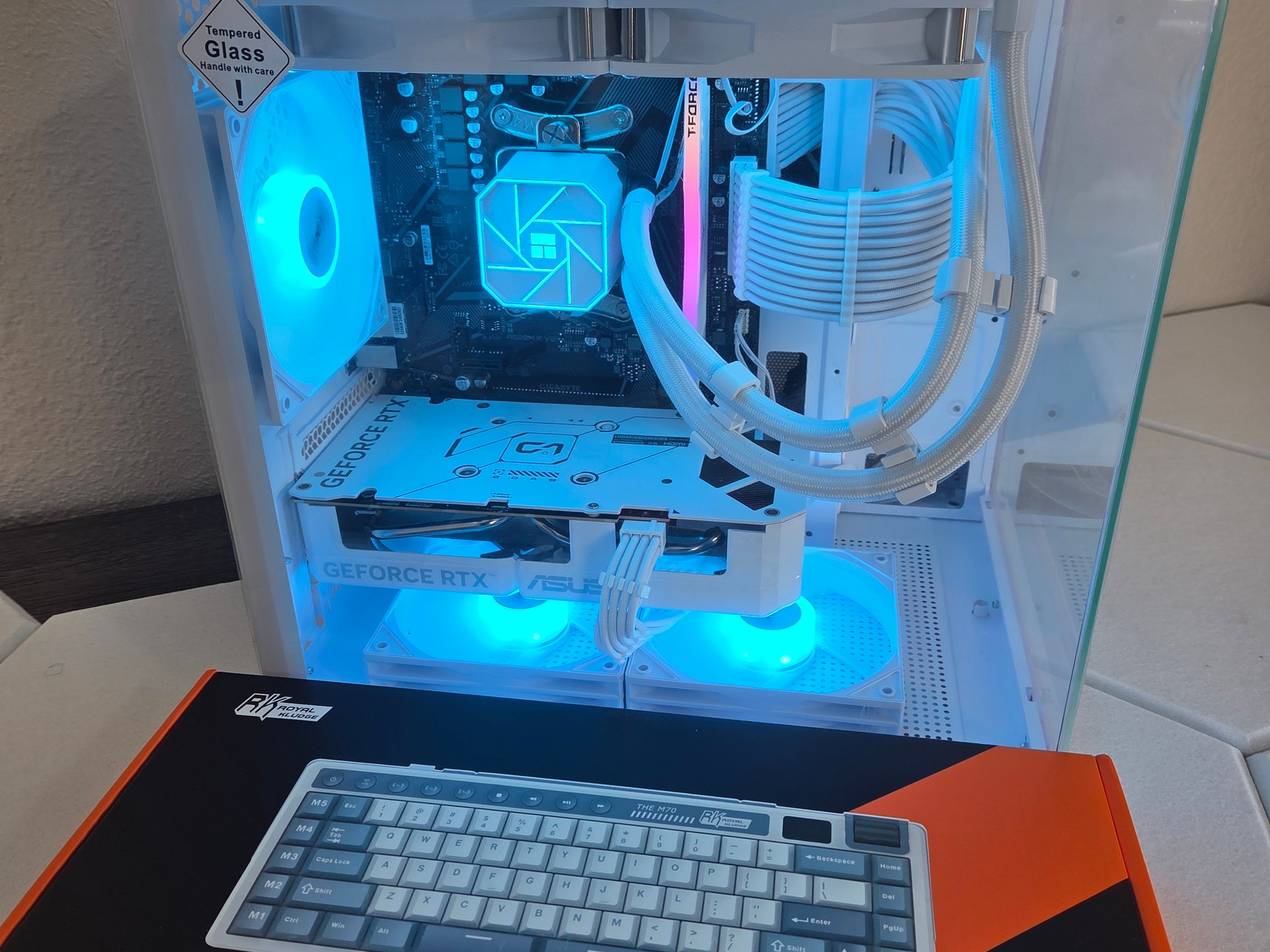 🐻‍❄️ Frost Mirage | RTX 5060 White | Ryzen 5 5500 | AIO Cooled | White/Blue Mech Keyboard ❄️🤍