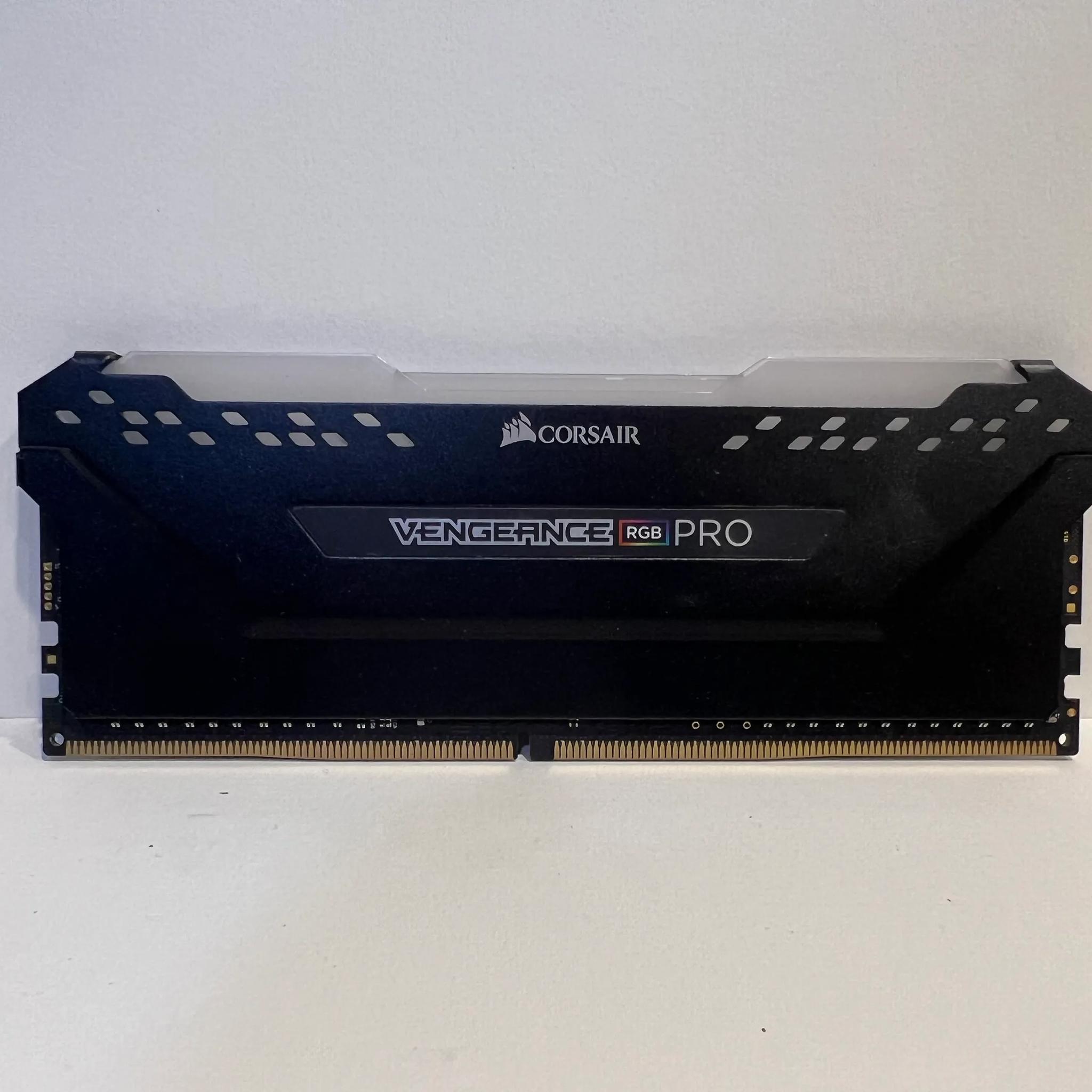32GB DDR4 RAM - Corsair RGB 3000 MHz