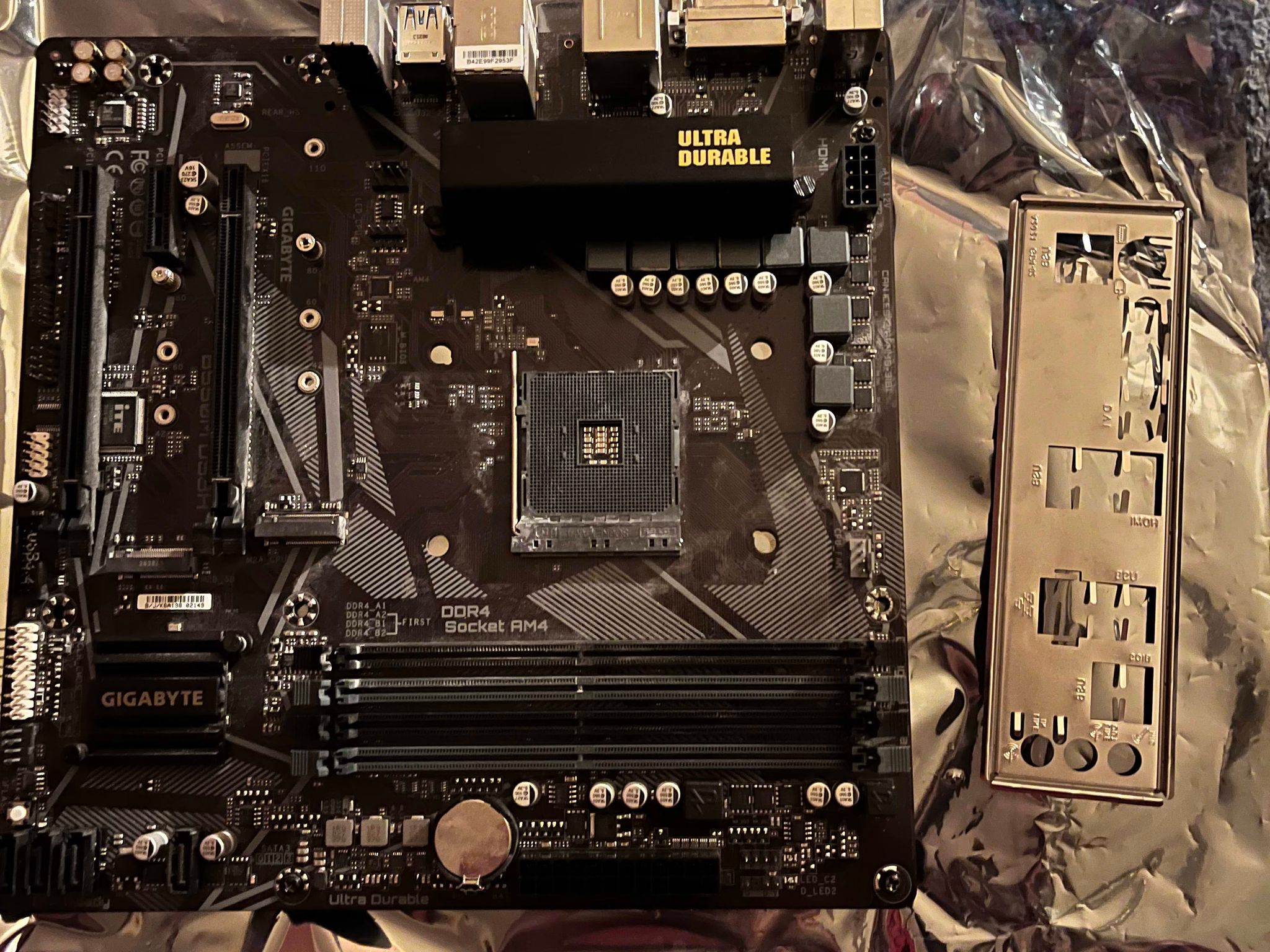 Gigabyte B550M DS3H (POTENTIALLY BROKEN)