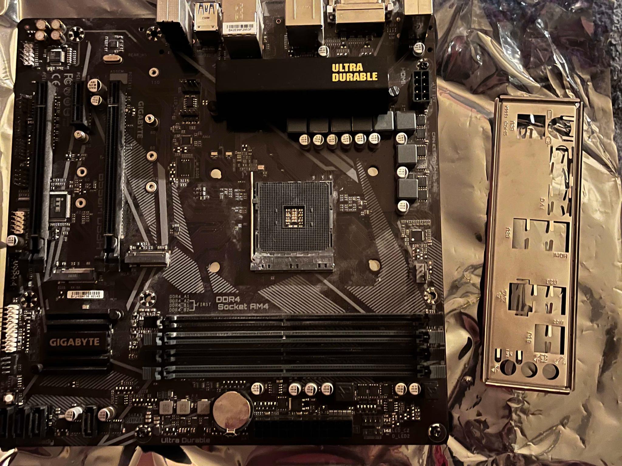 Gigabyte B550M DS3H (POTENTIALLY BROKEN)