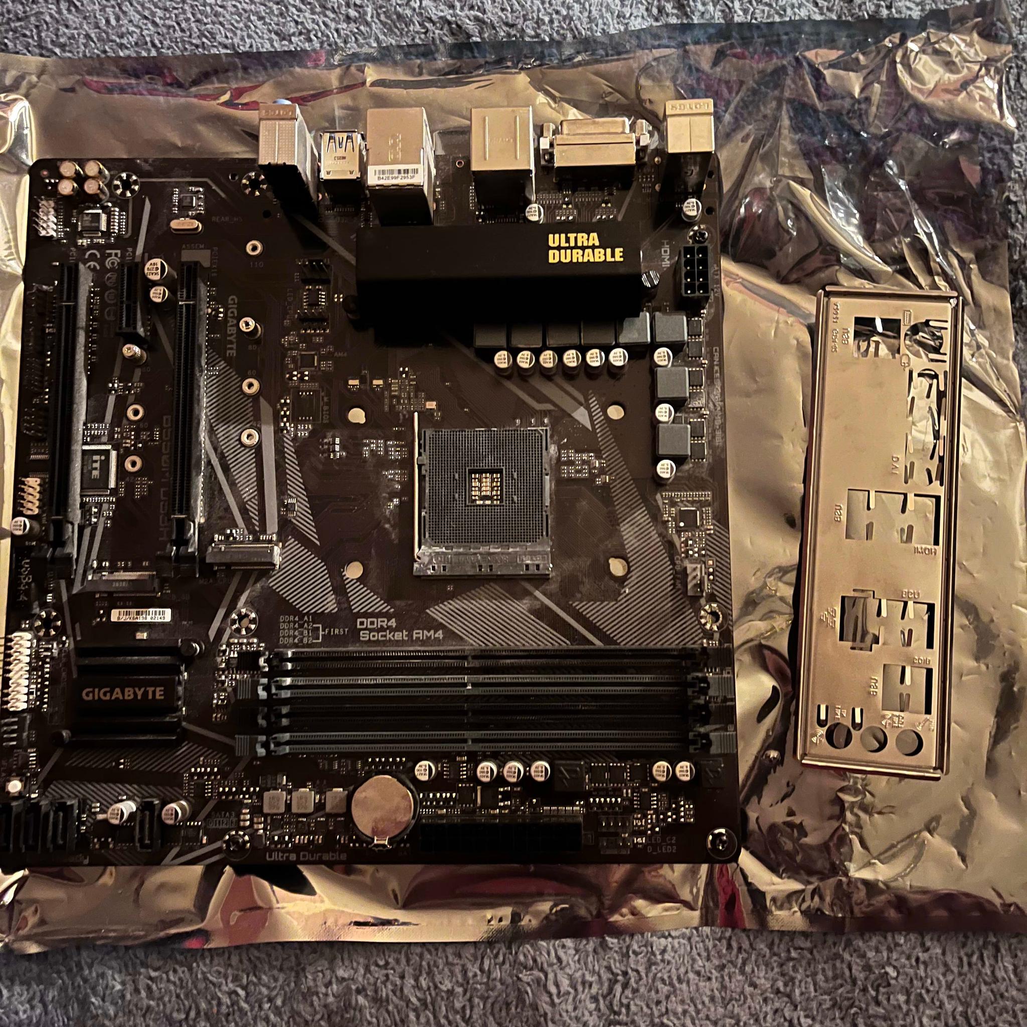 Gigabyte B550M DS3H (POTENTIALLY BROKEN)