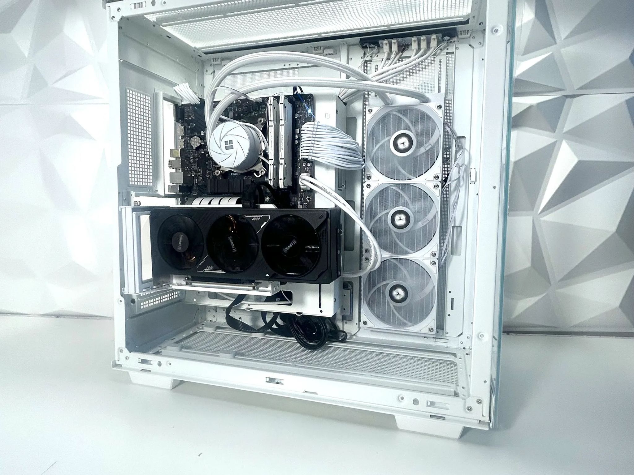 🥶🧊//Castle Peak// - Minimalist Gaming PC🥶🧊 RTX 5070, Intel Core i5 13600KF, 32GB Ram + 2TB SSD