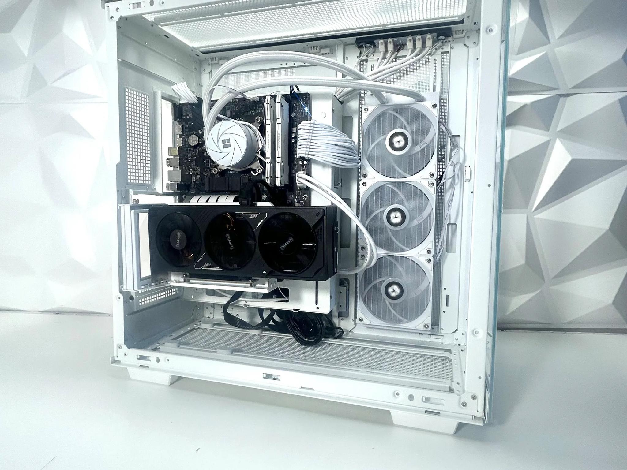 🥶🧊//Castle Peak// - Minimalist Gaming PC🥶🧊 RTX 5070, Intel Core i5 13600KF, 32GB Ram + 2TB SSD