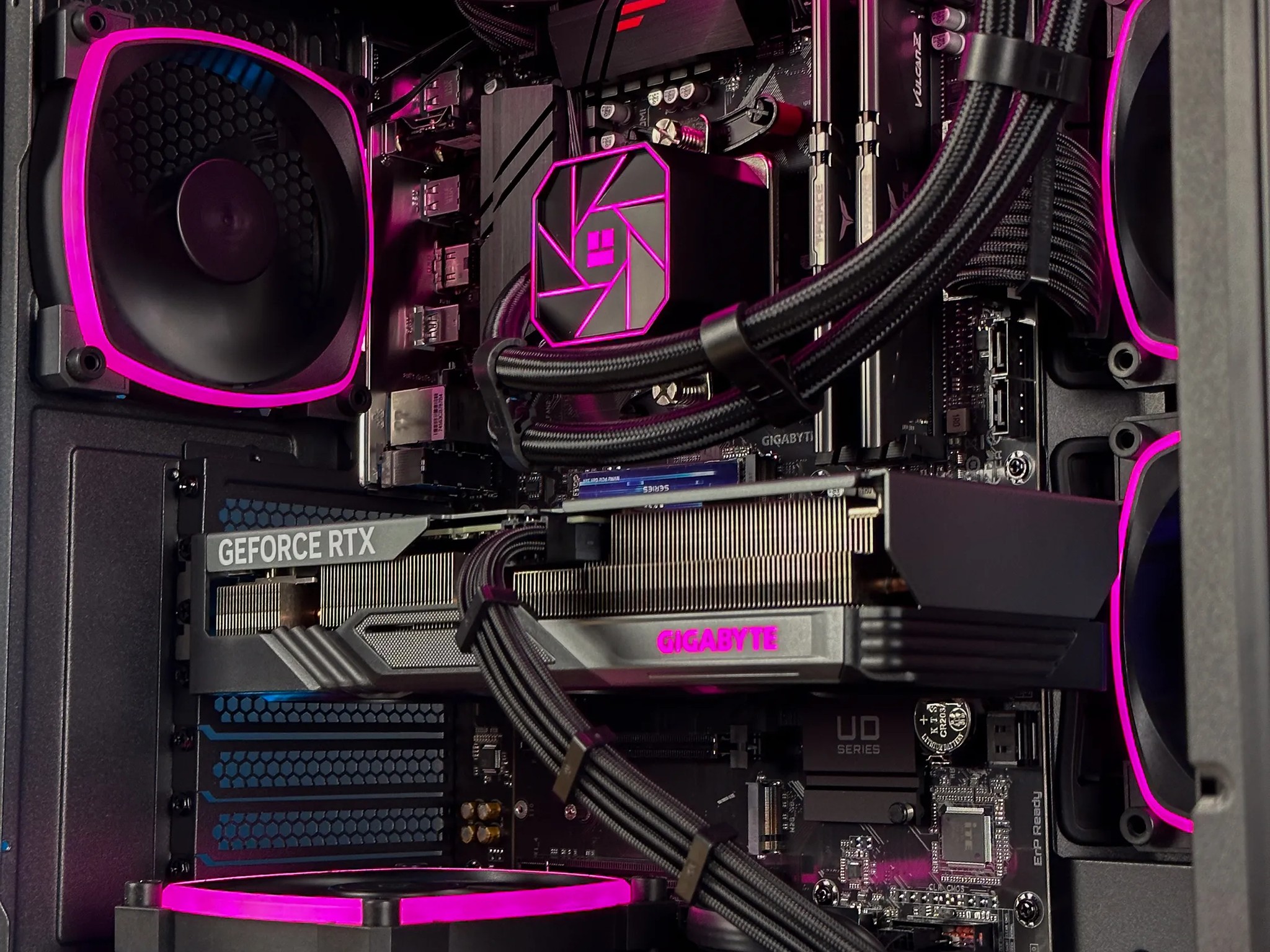 AES Creator Plus AMD Ryzen 7 5700x - RTX 4060 Ti Gaming PC