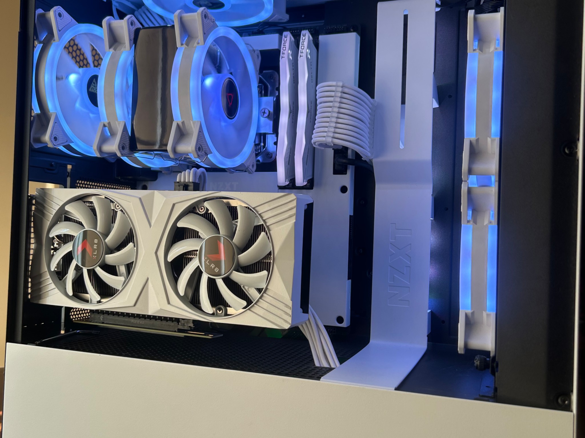 4060ti+12600k, 32GB Ram, 1TB NVME Ssd, vertical mounted, all white NZXT build.