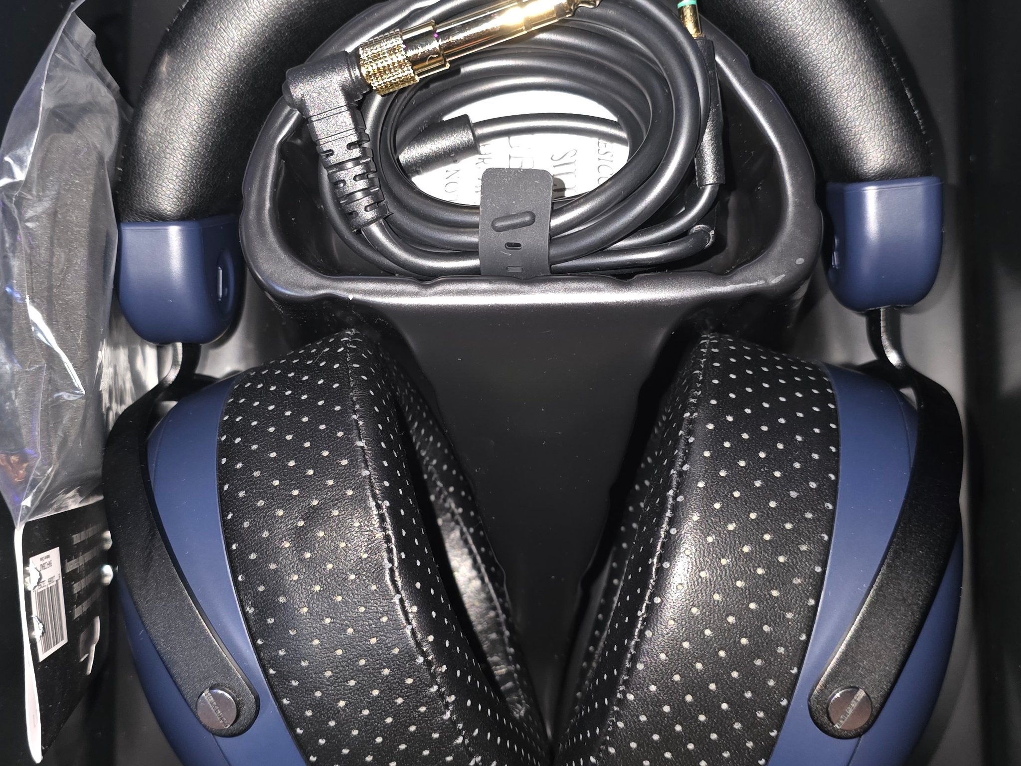Dekoni x hifiman cobalt closed back headphones
