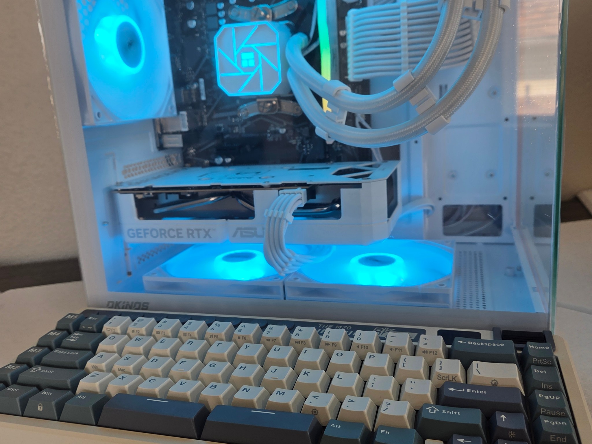 🐻‍❄️ Frost Mirage | RTX 5060 White | Ryzen 5 5500 | AIO Cooled | White/Blue Mech Keyboard ❄️🤍