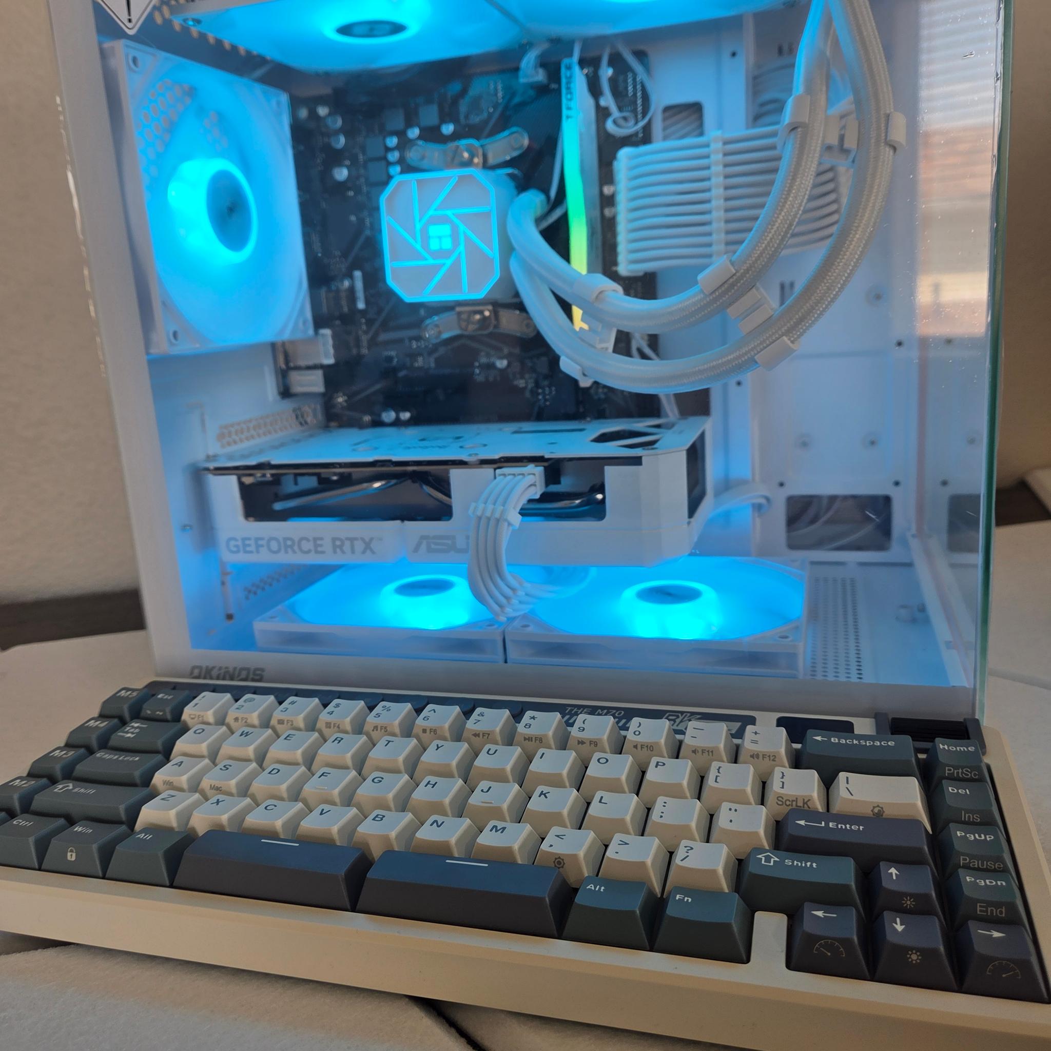 🐻‍❄️ Frost Mirage | RTX 5060 White | Ryzen 5 5500 | AIO Cooled | White/Blue Mech Keyboard ❄️🤍