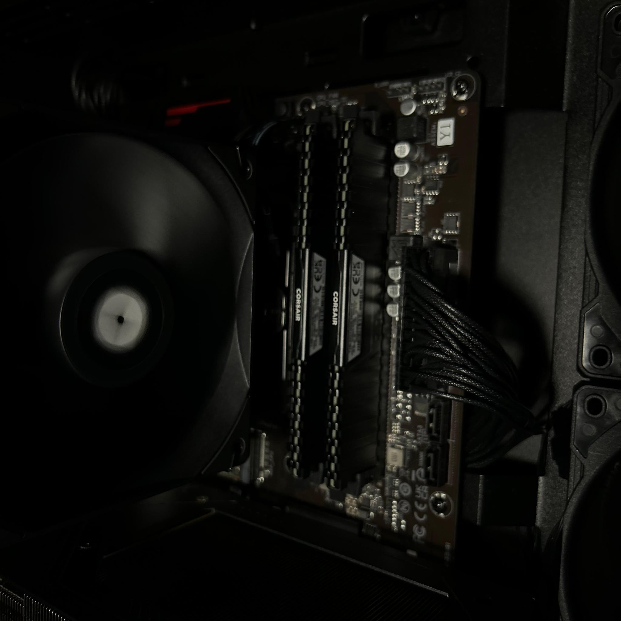 BLACKOUT🦇🖤 GAMING PC | RTX 5060 OC | RYZEN 5 5600X | 32GB DDR4 3200MT/s | 1TB SSD NVMe