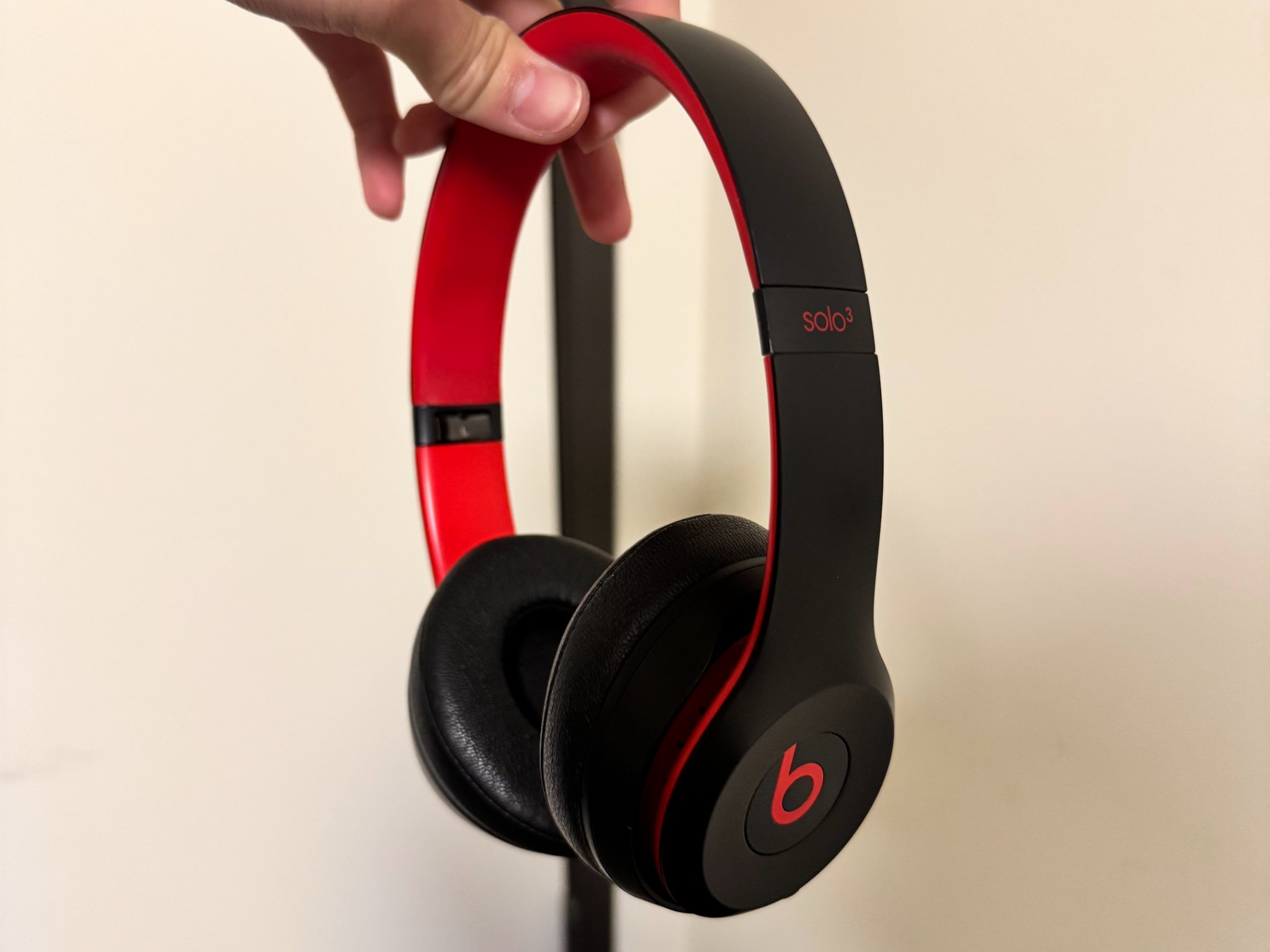 Apple Beats Solo 3 Wireless Headphones Decade Collection Defiant Black Red